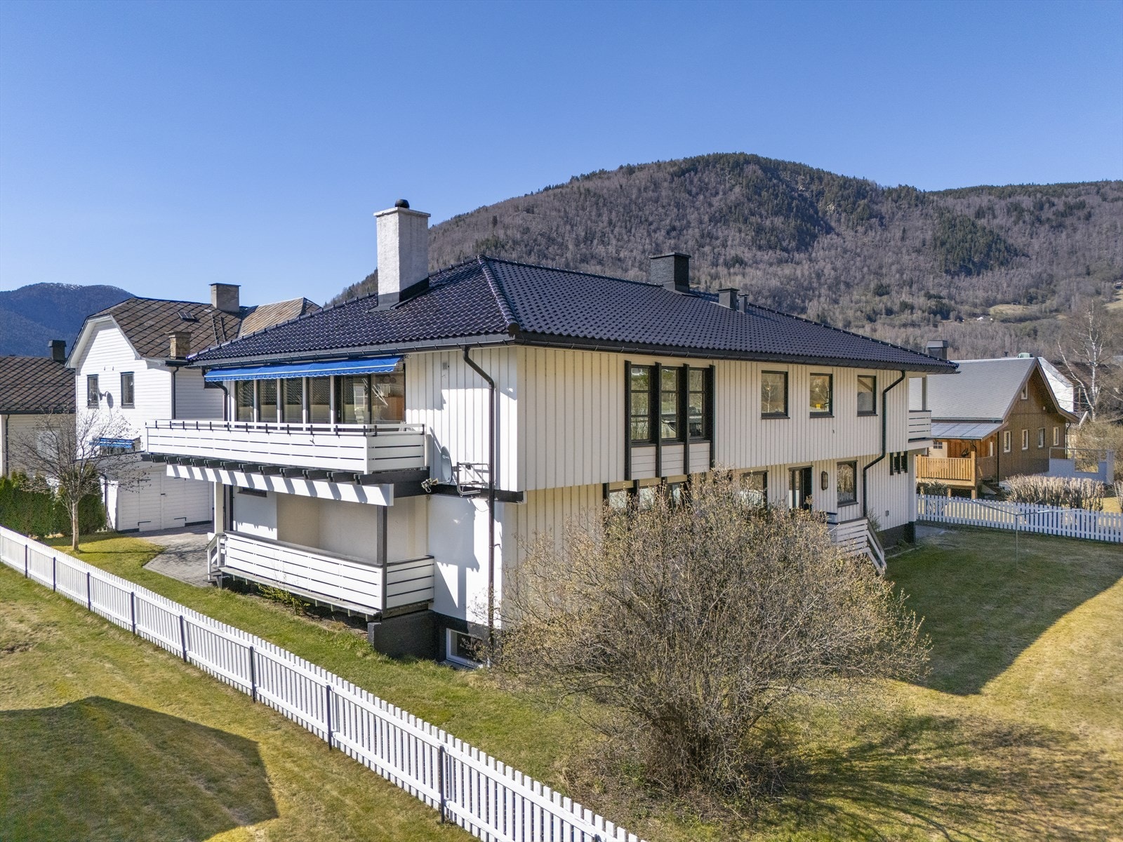 Mot veranda i første og andre etasje. Galleribilde