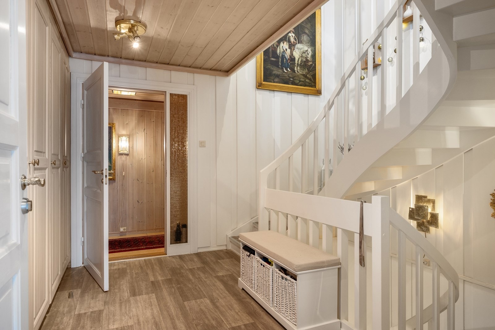 Den lyse trappen binder etasjene sammen og tar deg videre opp til hovedplanet. Galleribilde