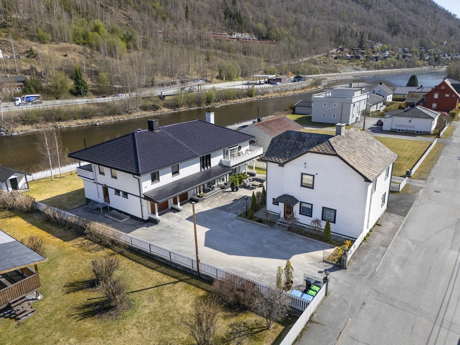 Ovesiktsbilde over eiendommen og området. Galleribilde