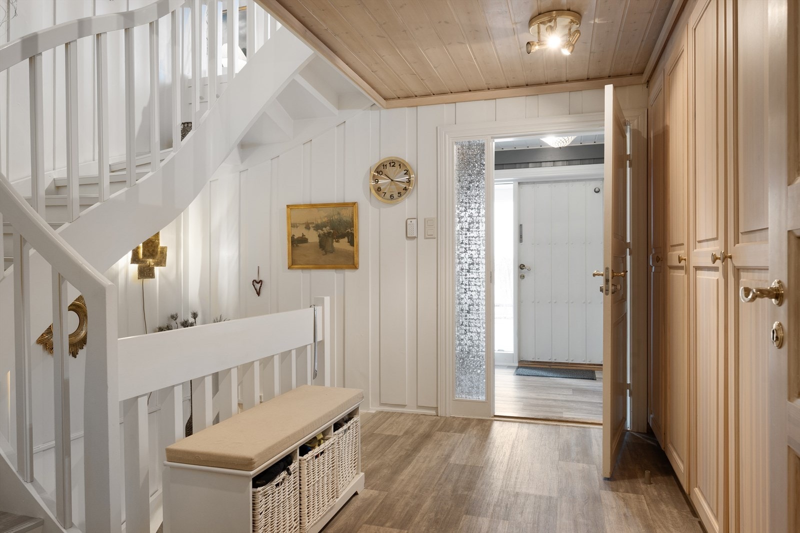 En hyggelig, lys hall ønsker deg velkommen inn! Galleribilde