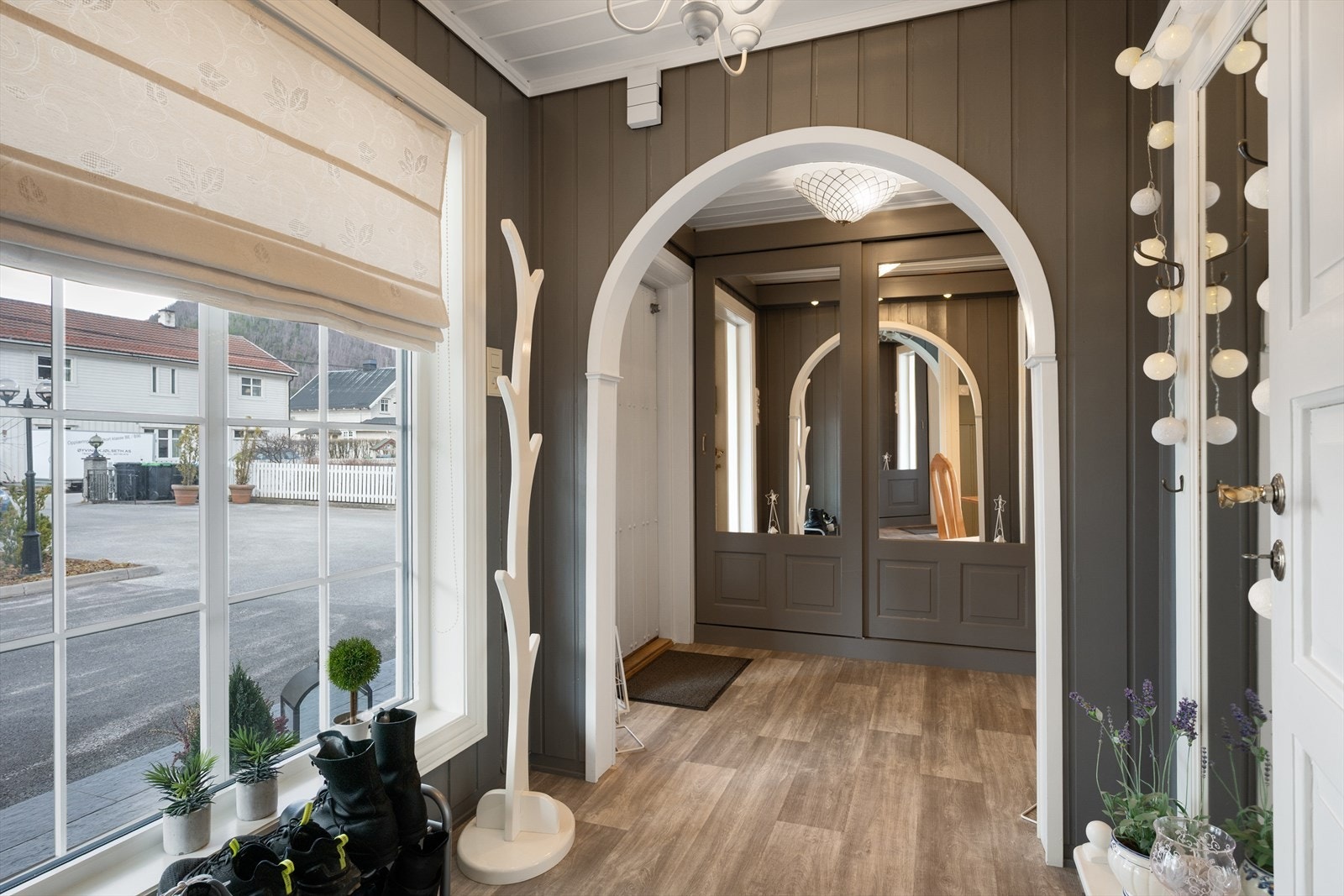 Deler av 1.etg. er i dag brukt som hybel, og har er felles inngang m/hovedplanet. Kan enkelt tas med til hovedenheten. Galleribilde