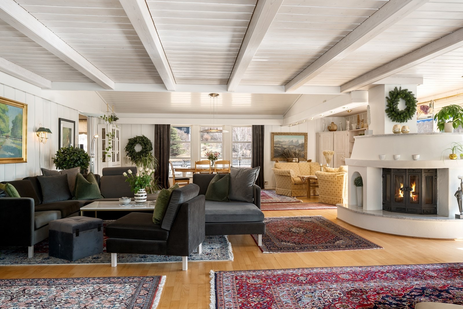 Stua er lys og luftig. Galleribilde