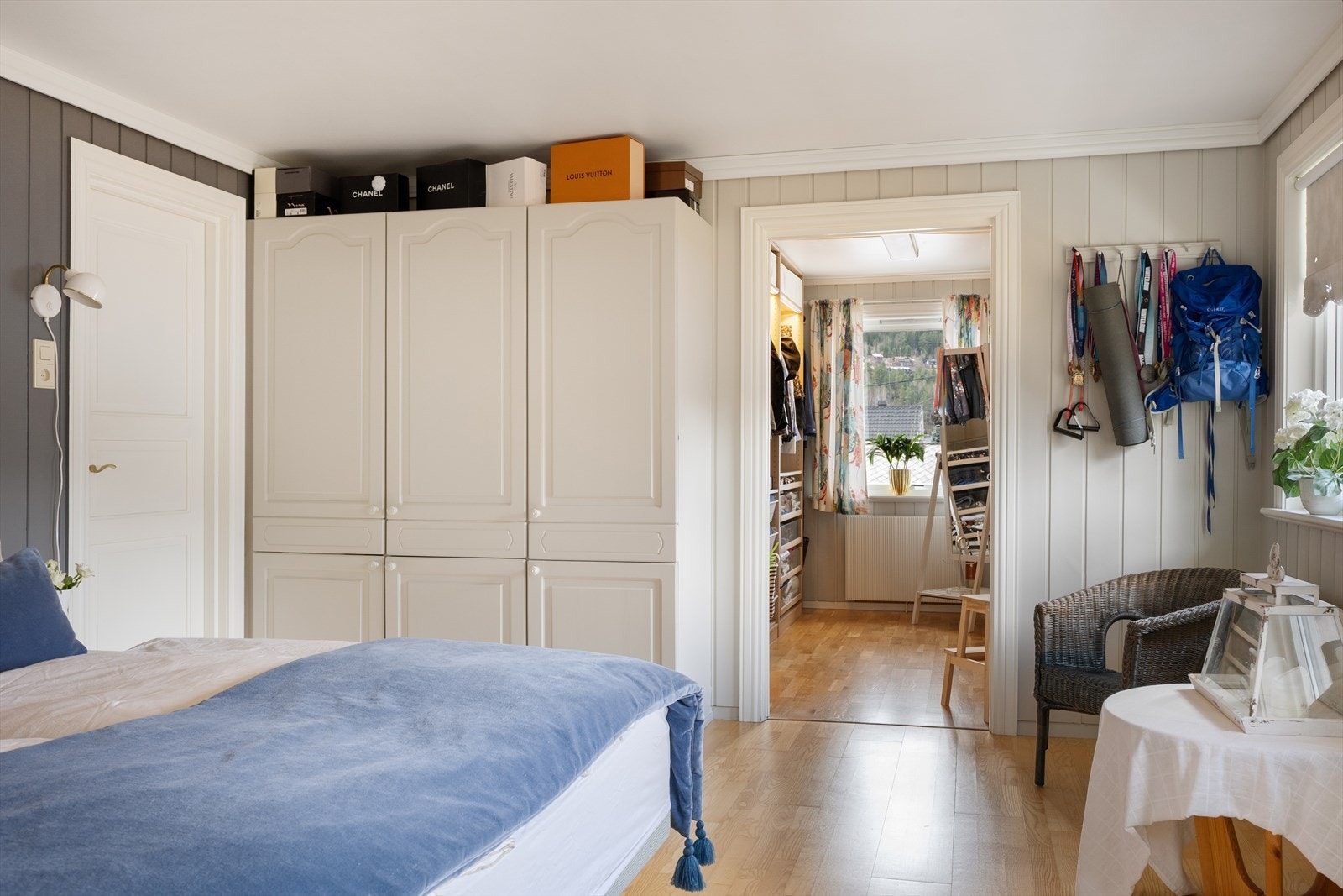 Her er det godt m/oppbevaringsplass i garderobeskap samt i egen walk-in garderobe. Galleribilde