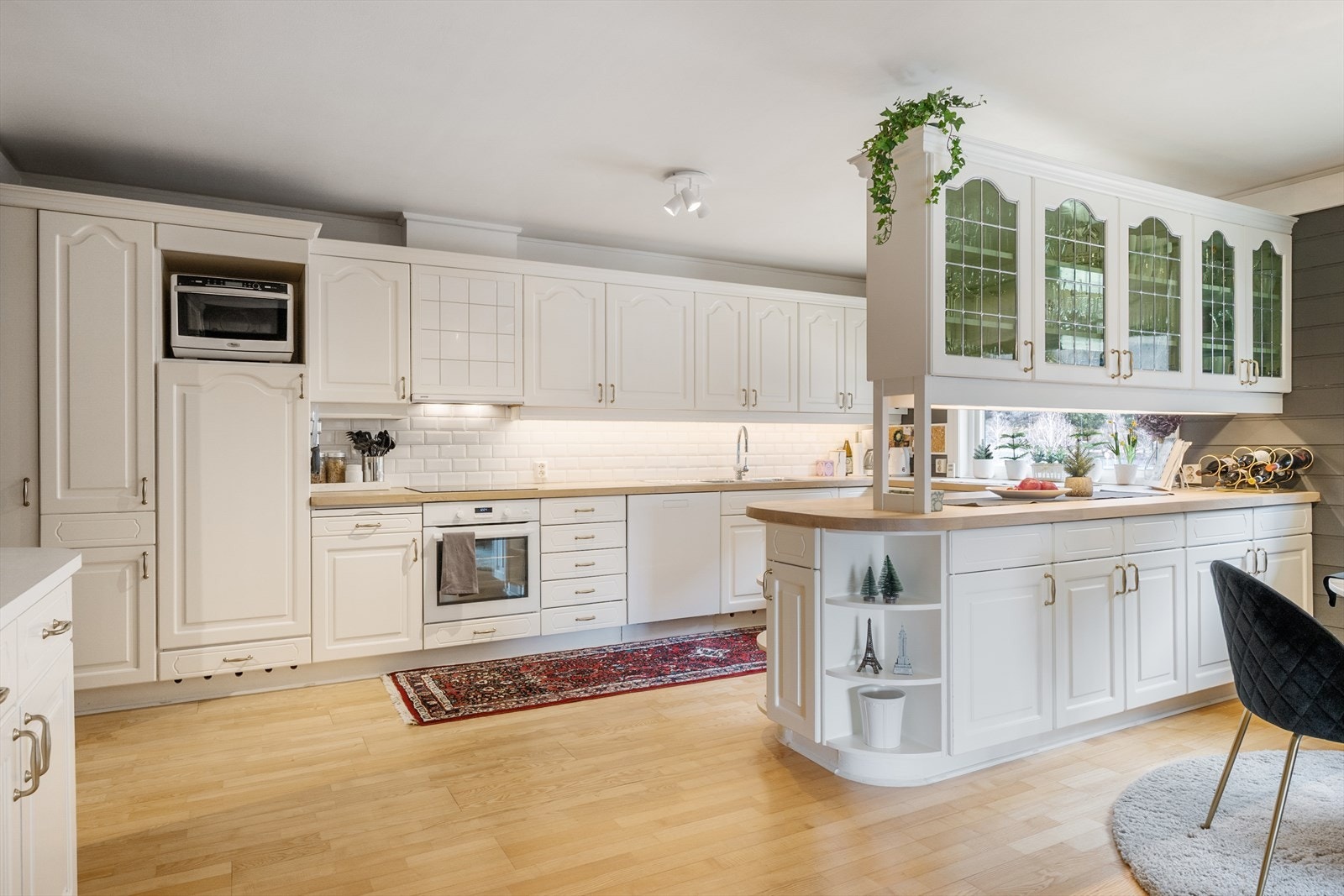 Boligen har et svært romslig kjøkken som er holdt i klassisk stil. Galleribilde