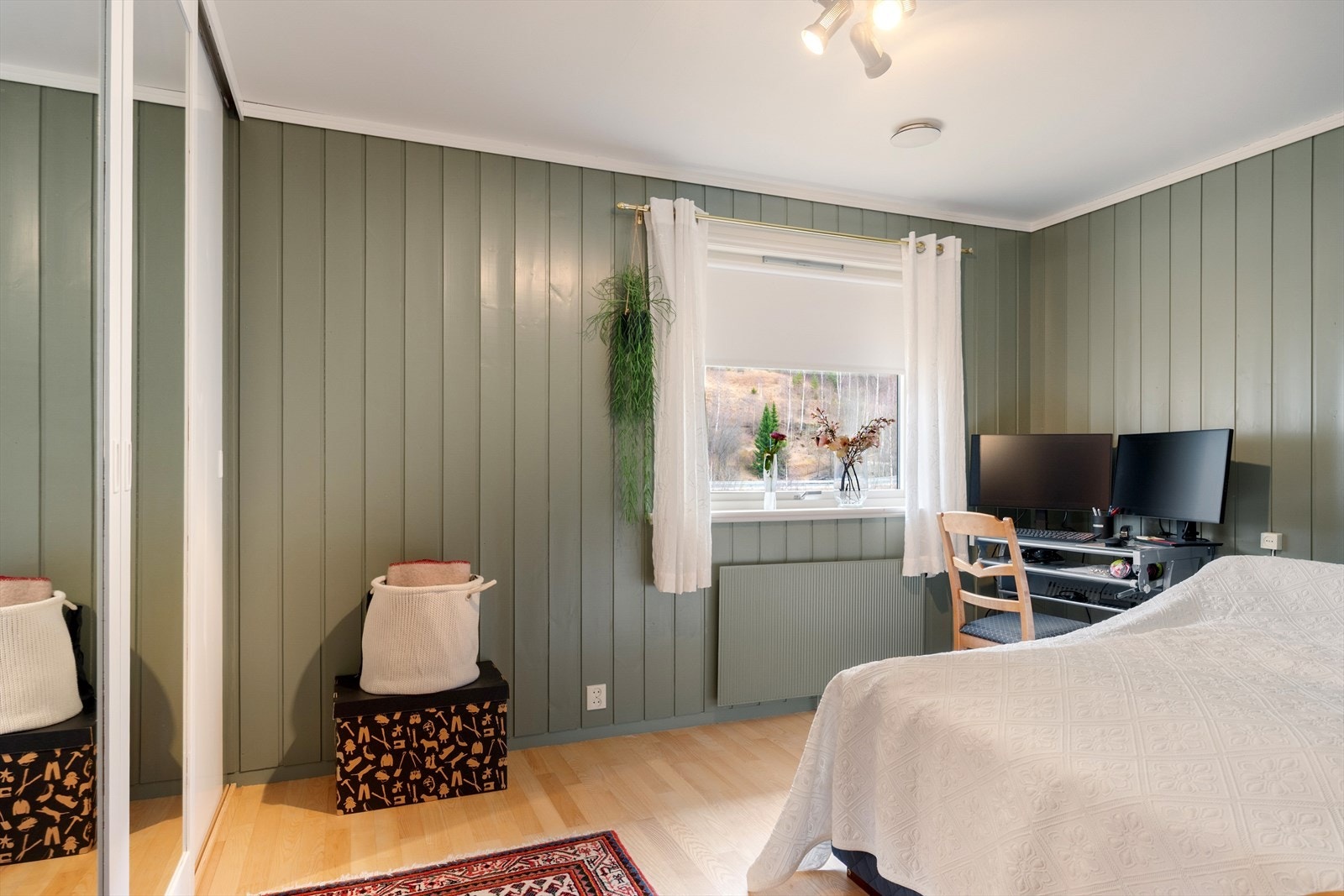 Rommet har et lunt uttrykk. Skyvedørsgarderobe m/speilfront gir godt med oppbevaringsplass. Galleribilde