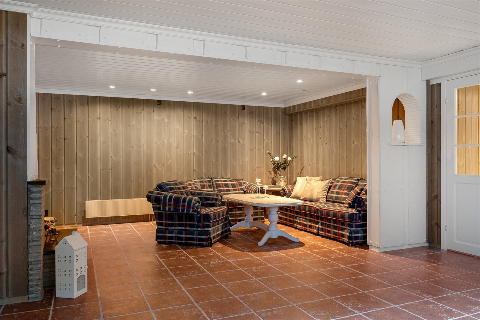 Deler av under etasjener innredet som kjellerstue. Galleribilde