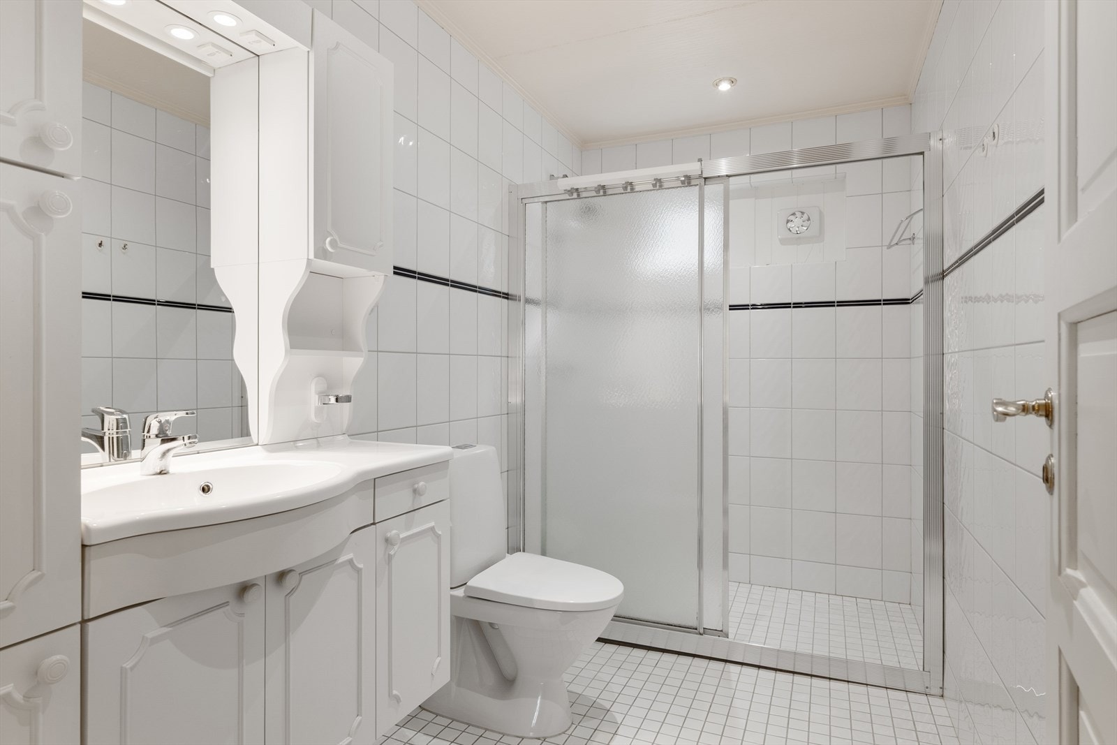 Badet i hybelen er lyst og pent, og er praktisk innredet. Fra byggeår og det må på sikt påregnes renovering. Galleribilde
