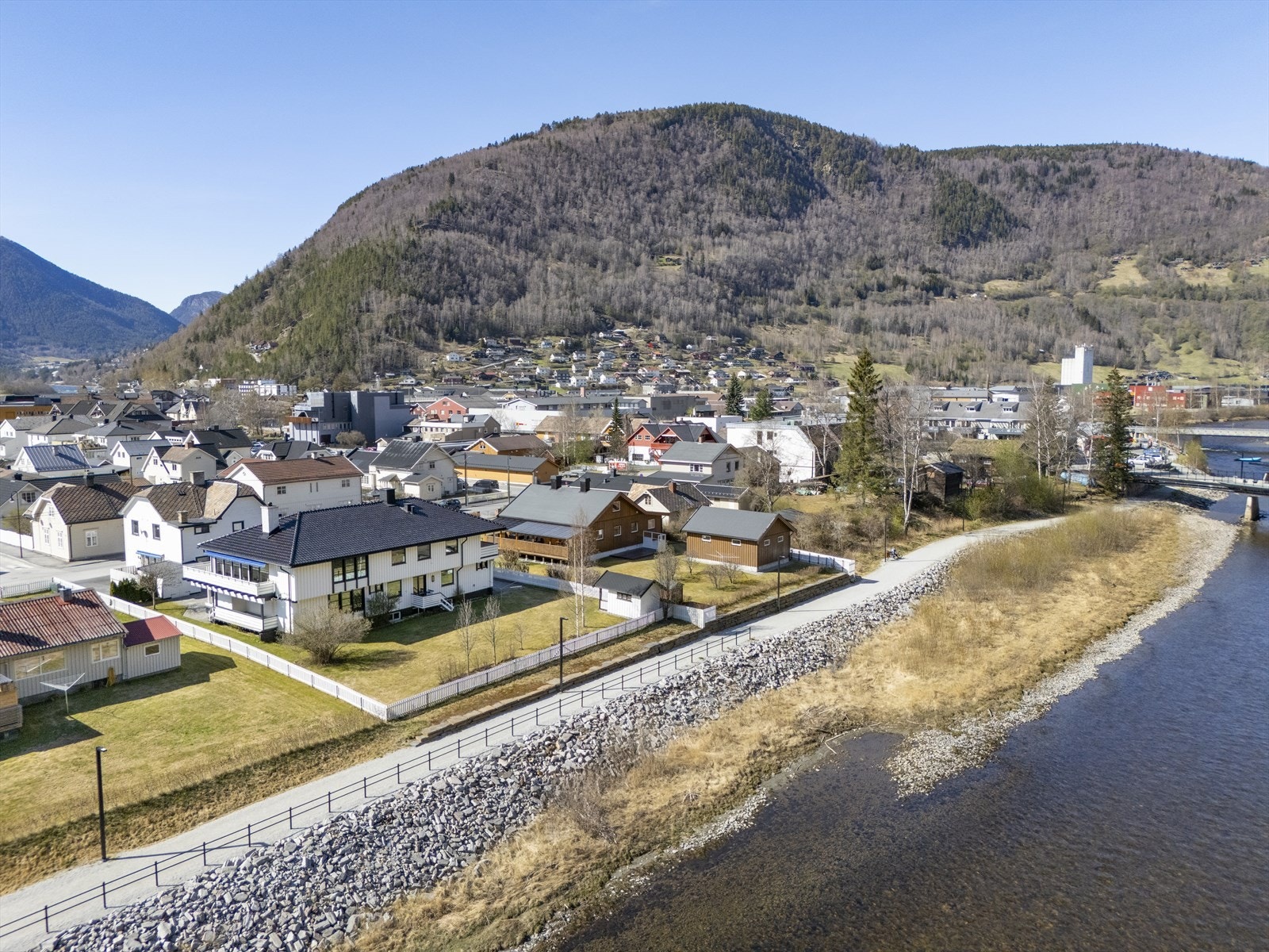 Elvepromenaden går mellom elva og eiendommen. Galleribilde