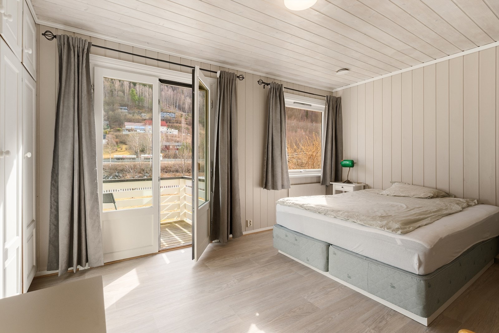 Soverom tre og fire ligger i denne etasjen. Soverom tre har plassbygde garderobeskap. Galleribilde