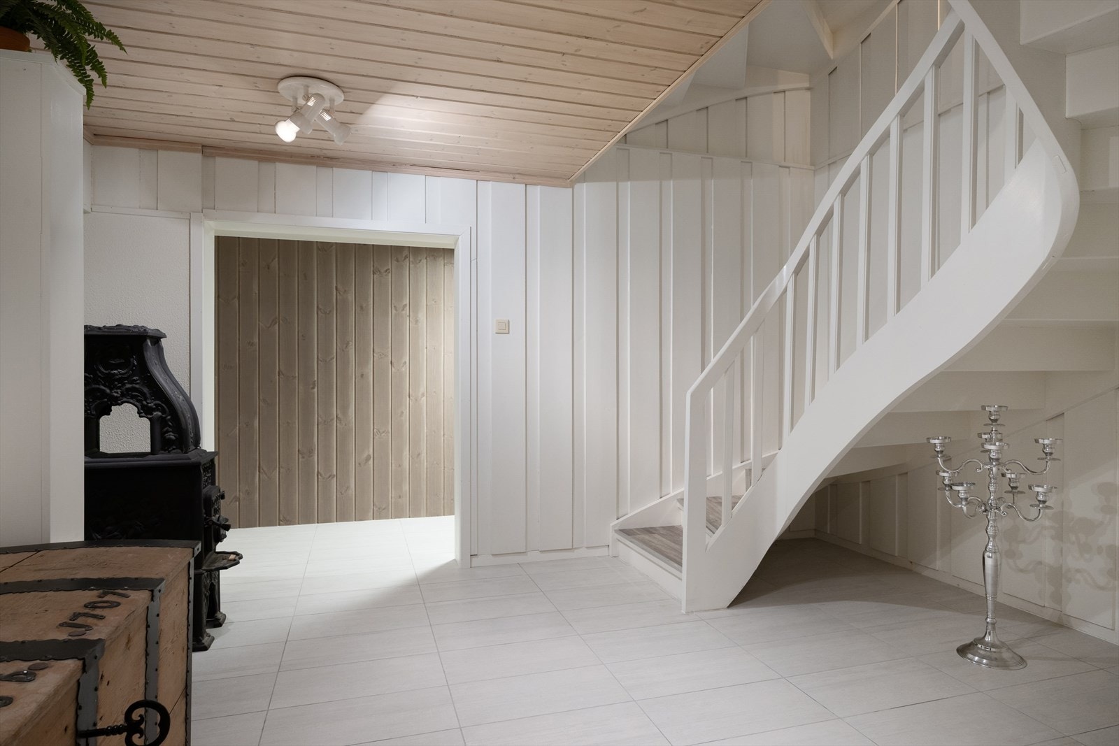 Underetasjen har en trivelig trappegang med pent, flislagt gulv. Galleribilde