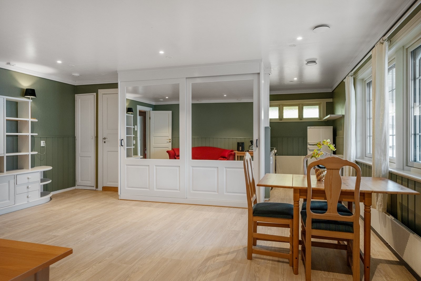 Det er god plass til både sofagruppe og spisemøbler. Galleribilde