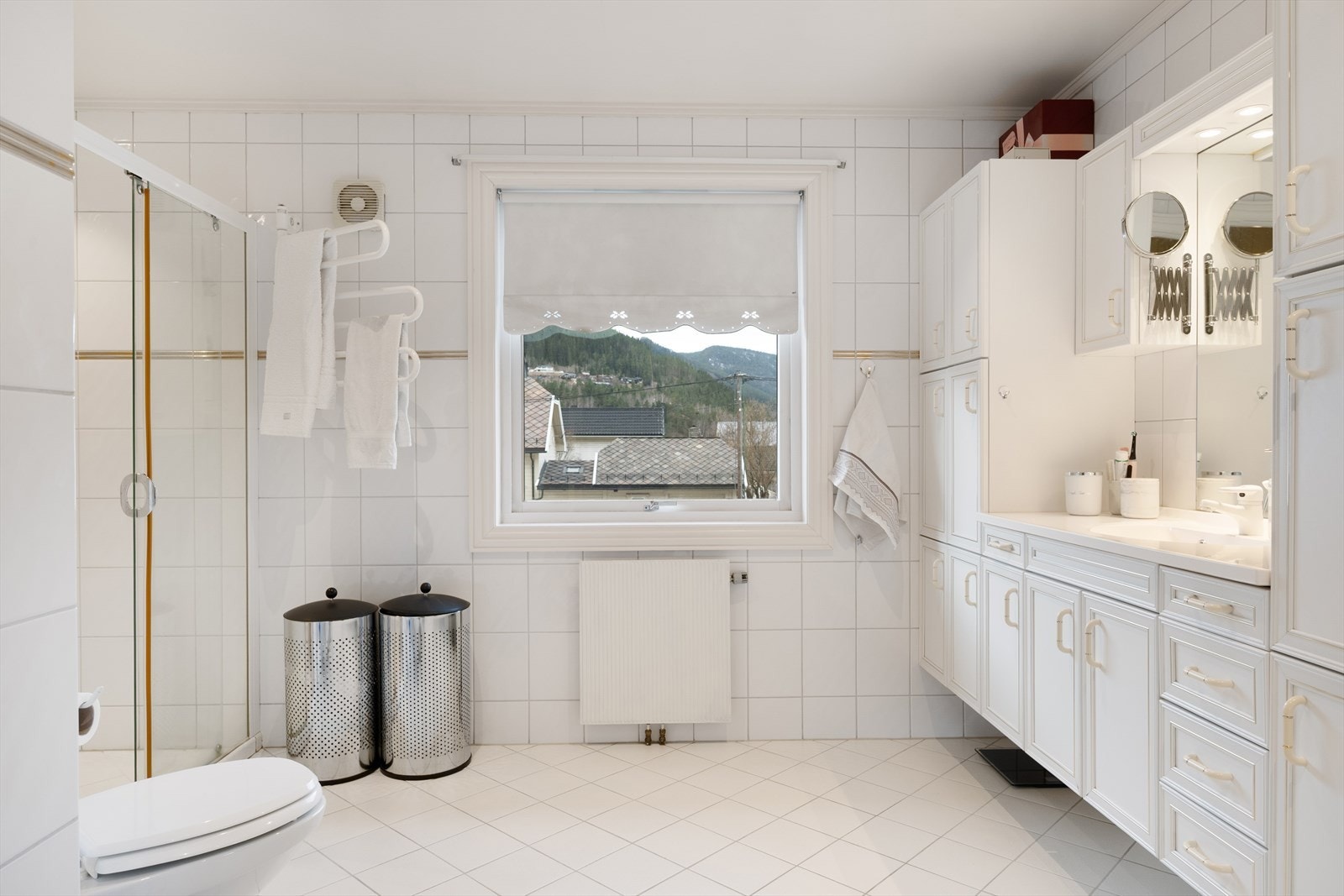 Hovedbadet har lyse, flislagte overflater. Galleribilde