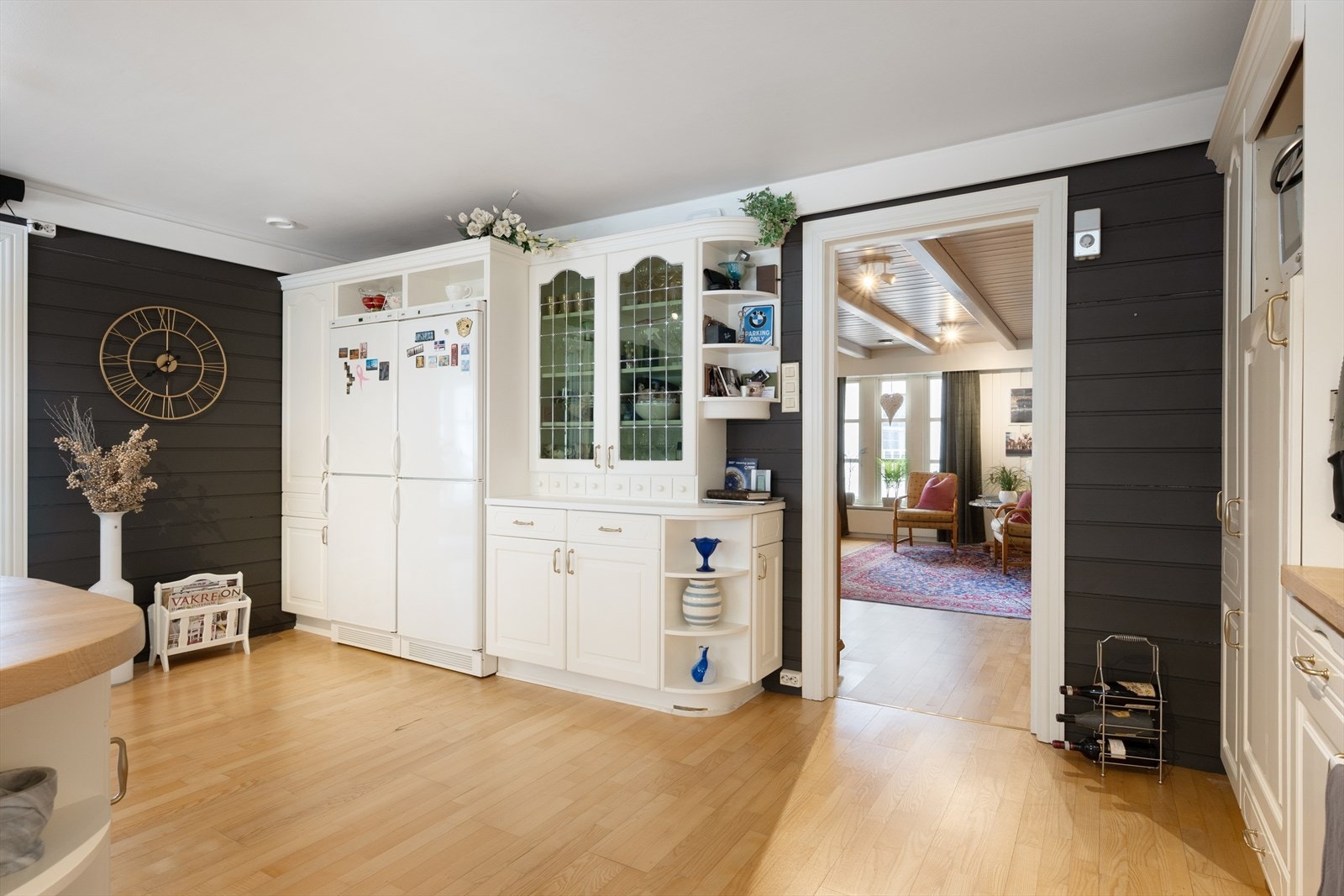 Platetopp og stekeovn er integrert. Øvrige hvitevarer er frittstående. Galleribilde