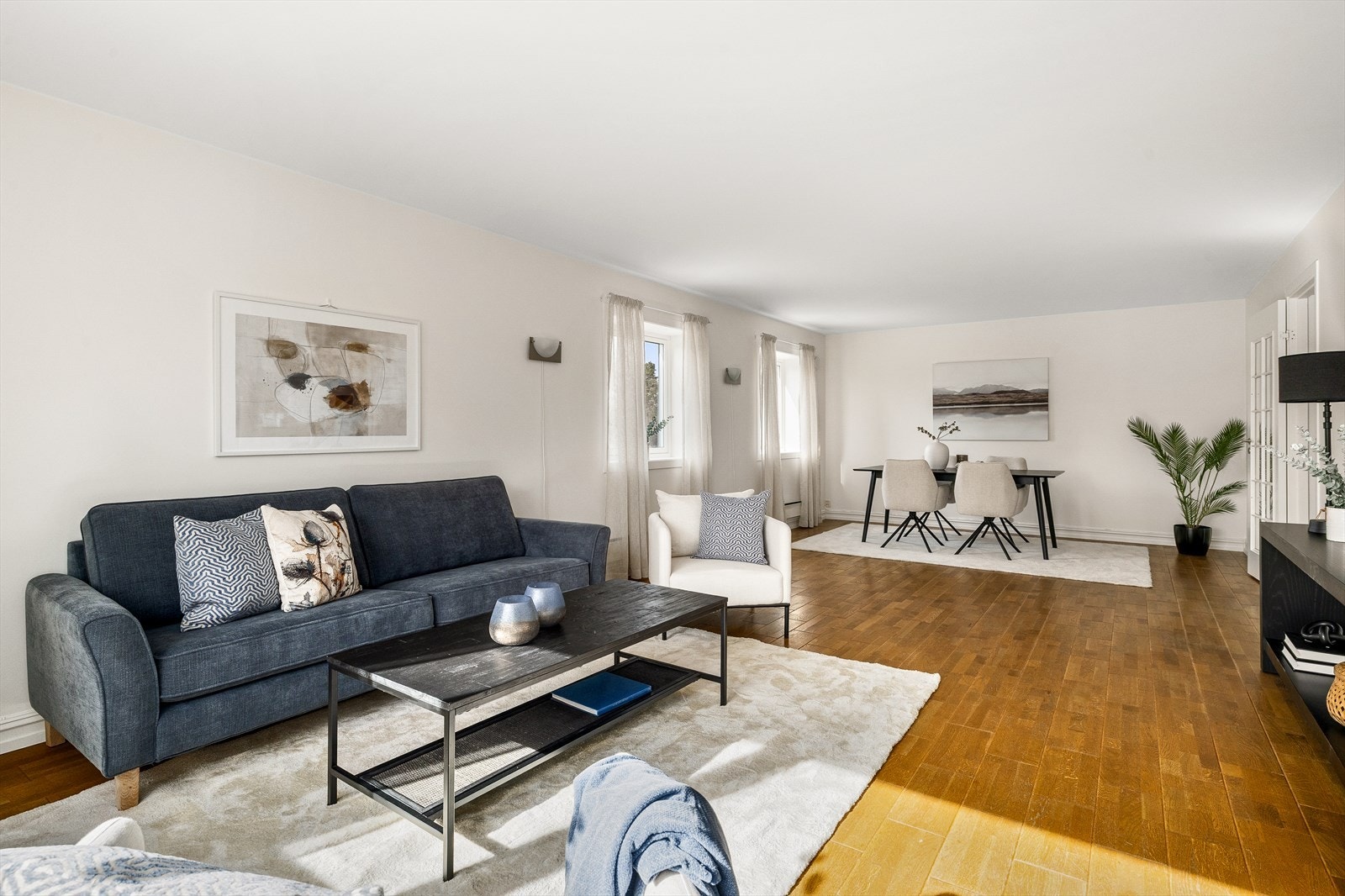 Parkett på gulvet i stuen og gangen Galleribilde