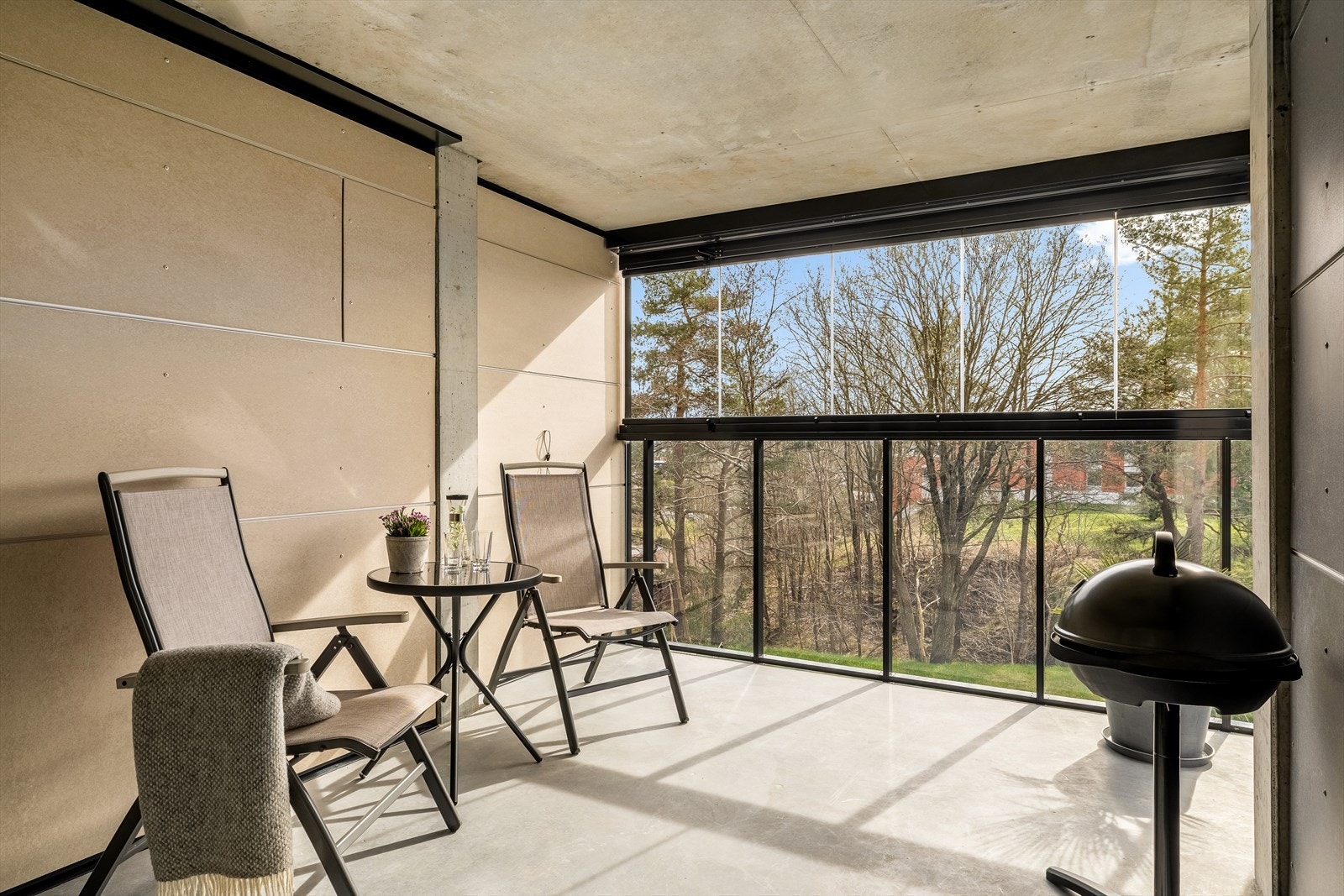 Privat og usjenert balkong med skyvbare åpningsvinduer og fastkarm Galleribilde