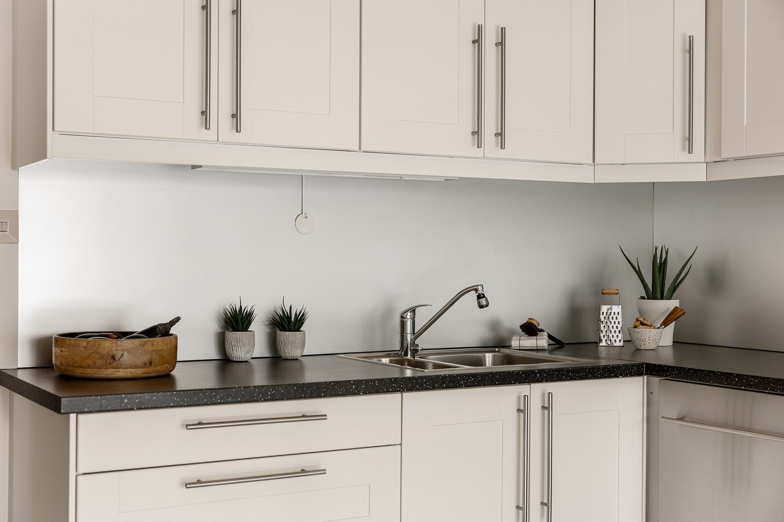 Krom plate på vegg mellom benk og overskap Galleribilde