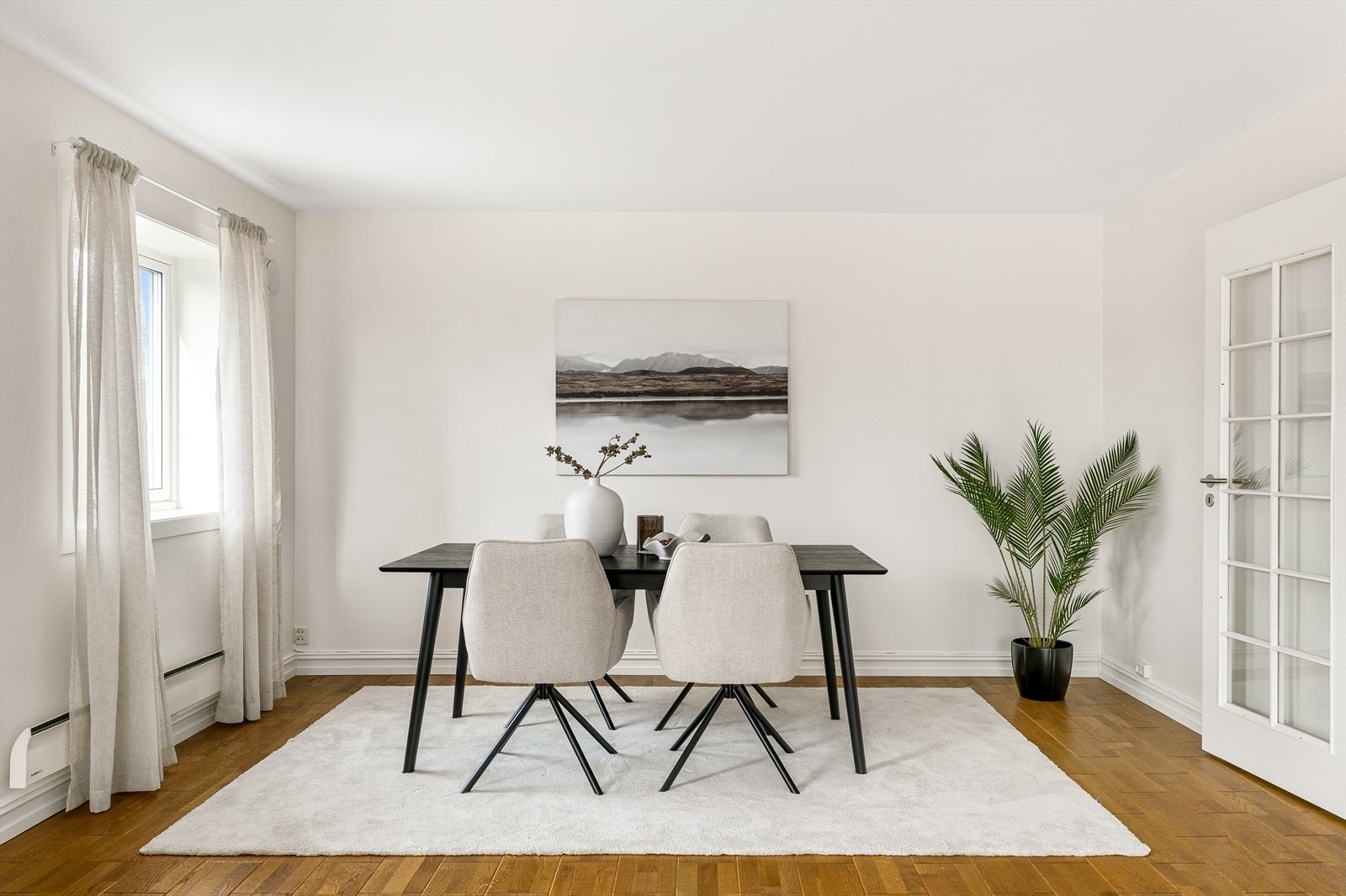 Denne delen av stua har vært soverom nr. 3 og kan med letthet tilbakeføres til soverom, hvis ønskelig Galleribilde