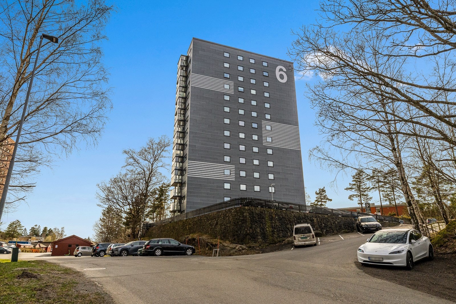 Matbutikk (Kiwi med lange åpningstider) og treningssenter ca 350 meter fra leiligheten og busstoppested ca 450 meter fra leiligheten Galleribilde