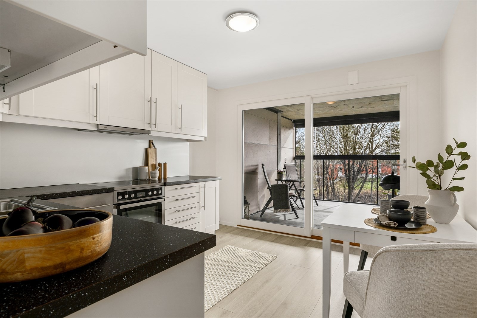 God romfølelse med utgang til balkongen Galleribilde