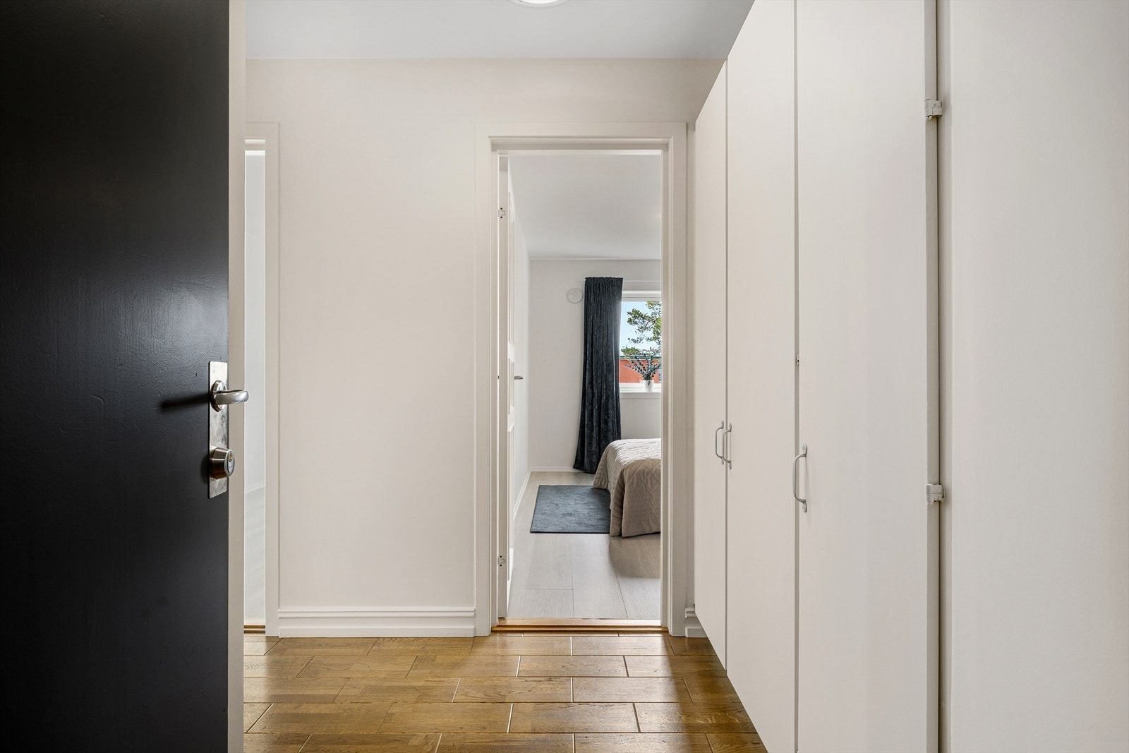 Plassbygde skap i entré /gang Galleribilde