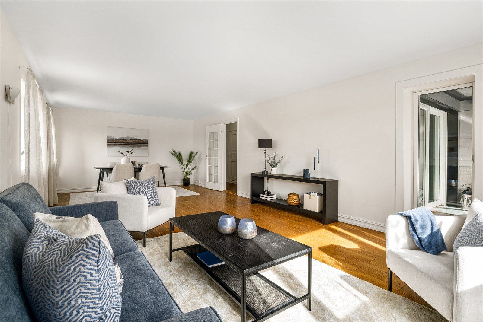 Mye vegg plass i stuen Galleribilde