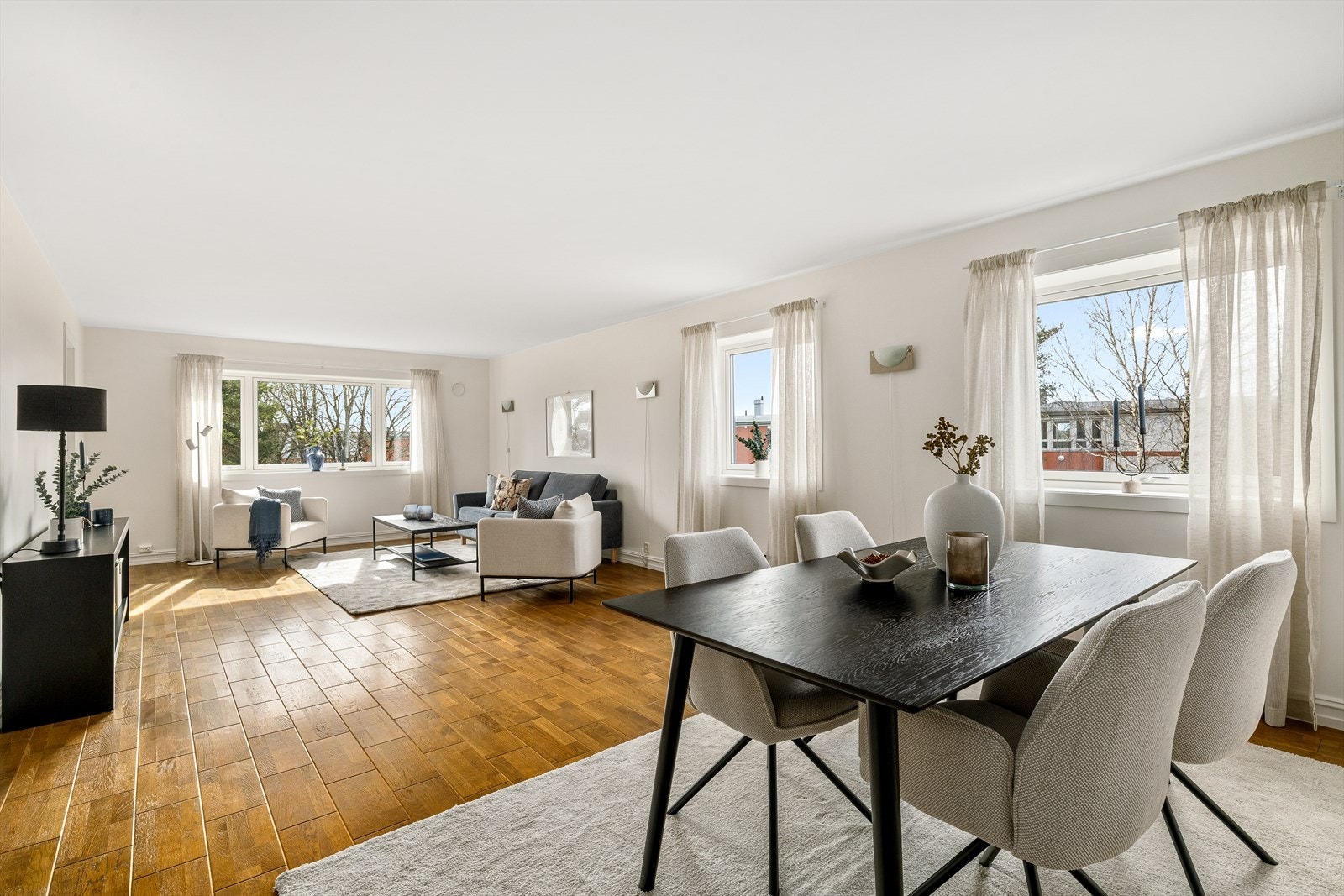 Stor og lys stue med mye naturlig lys som slipper inn. Foto: Fotograf Karl Filip Kronstad Galleribilde