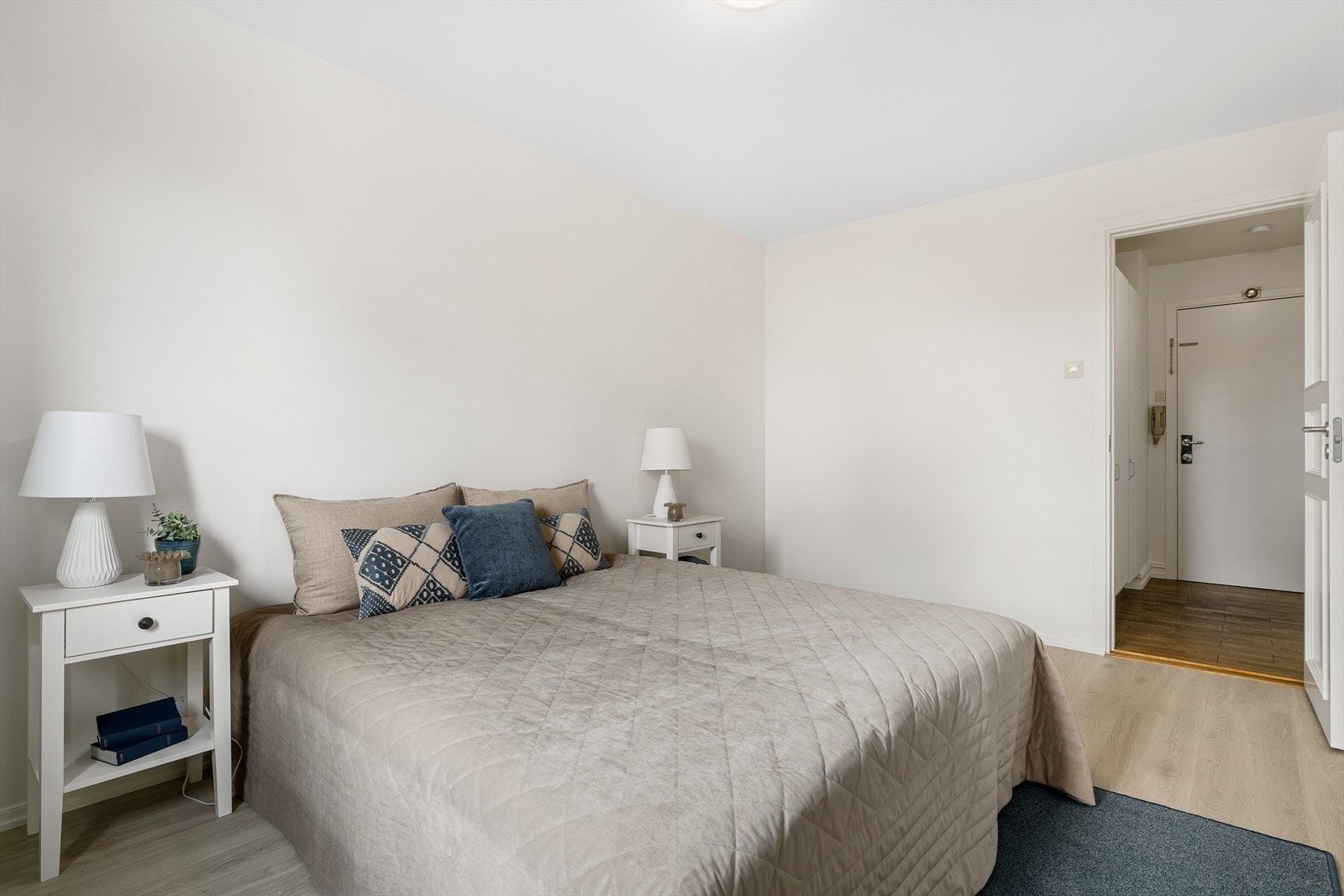 God plass til garderobeskap Galleribilde