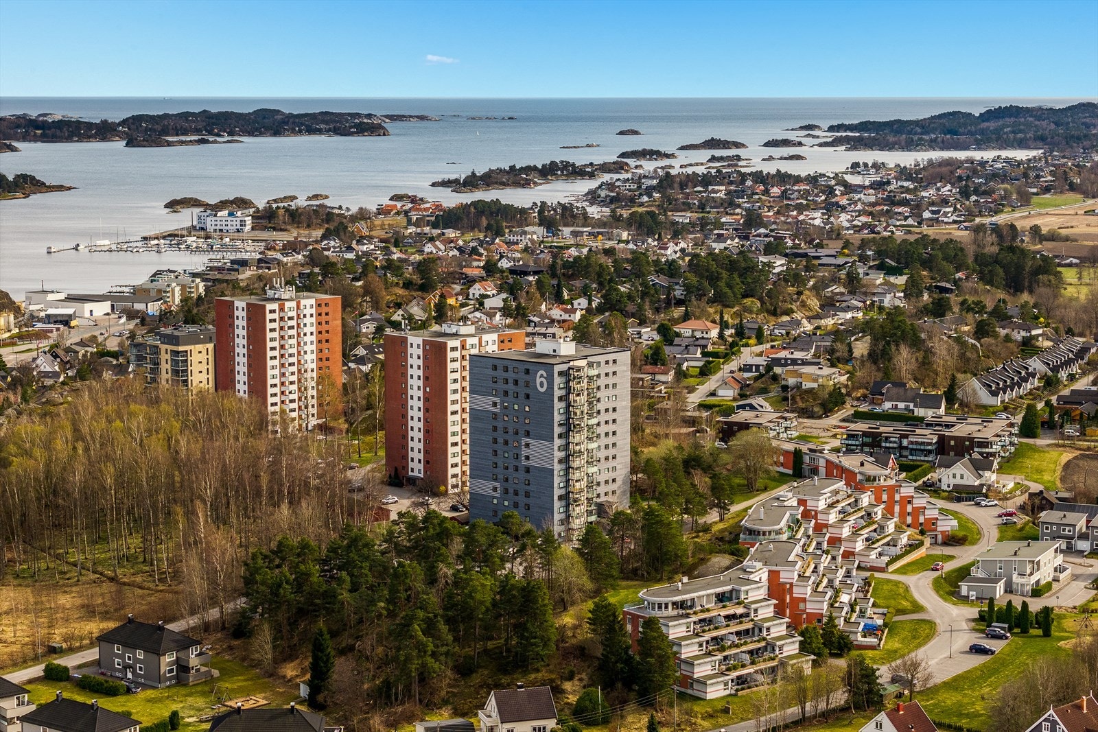 I 2023/24, ble fasader renovert med nye balkonger, vinduer, balkongdør, etterisolering og fasadeplater Galleribilde