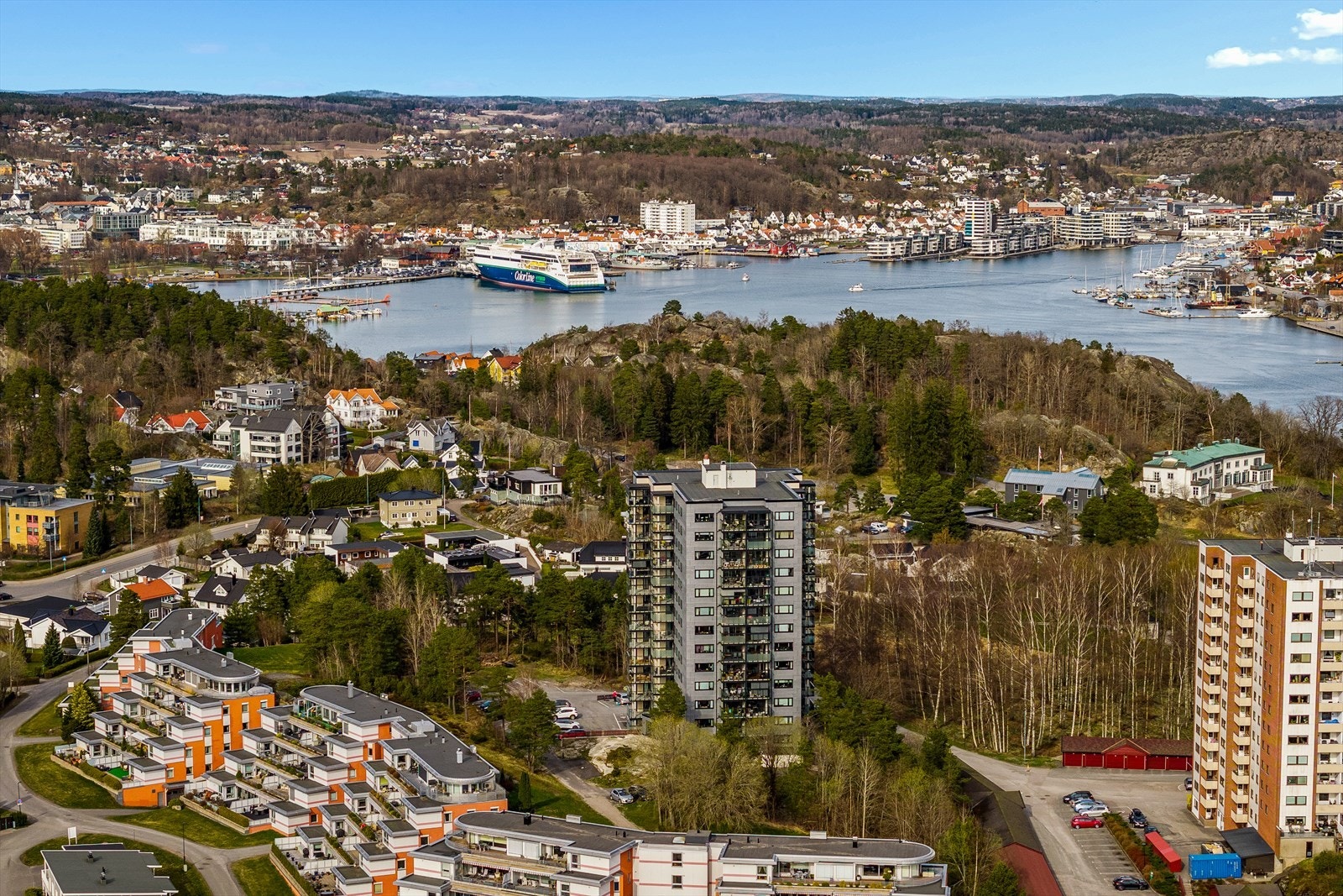 Kort vei inn til sentrum og havnen Galleribilde