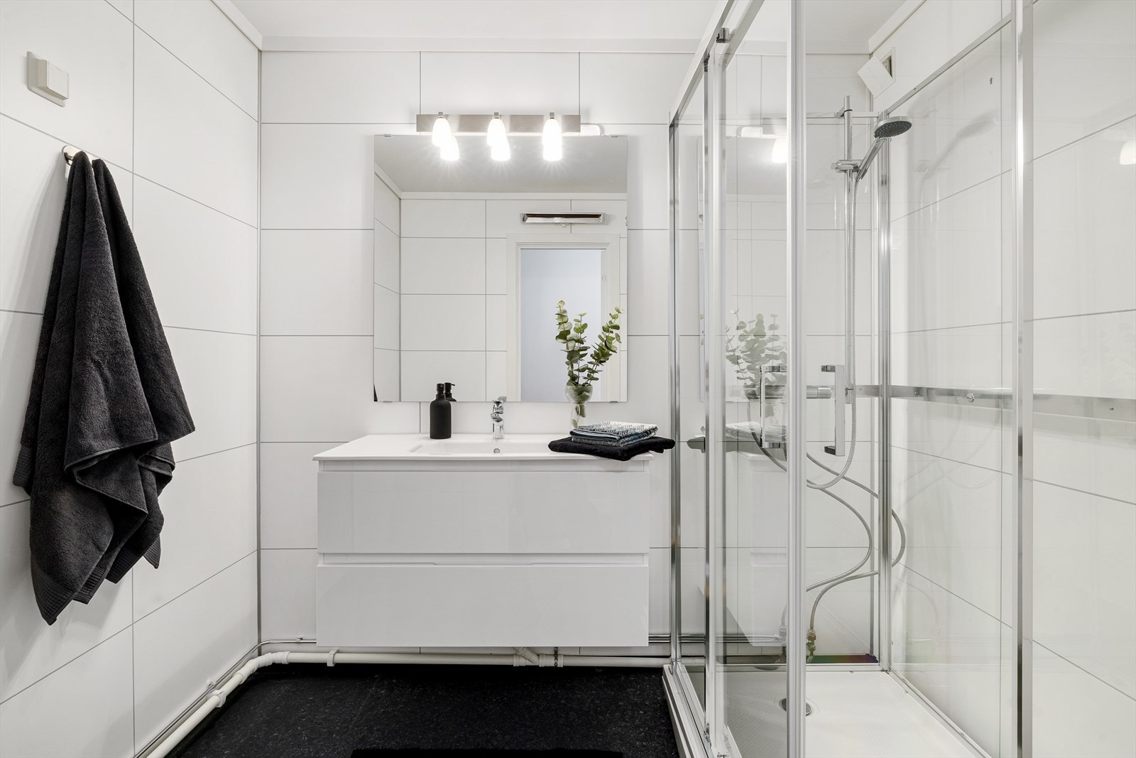 Ny innredning og nytt dusjkabinett på bad/vaskerom Galleribilde