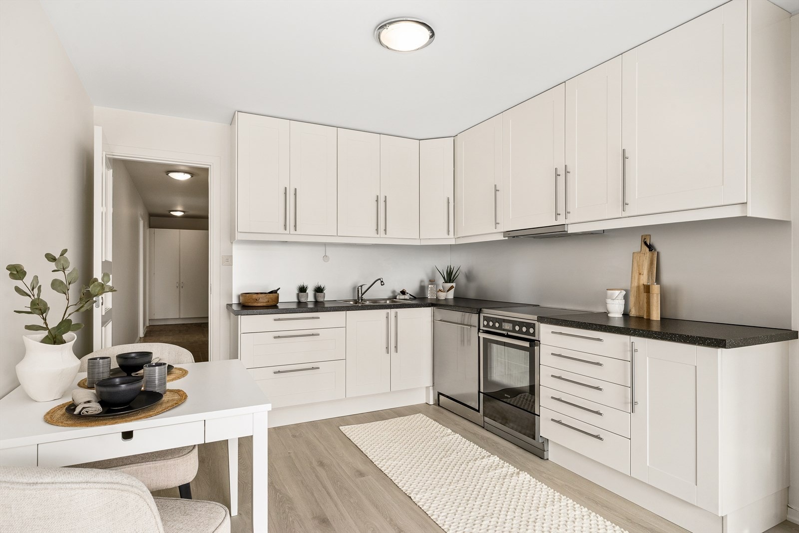 Hel og pen kjøkkeninnredning Galleribilde