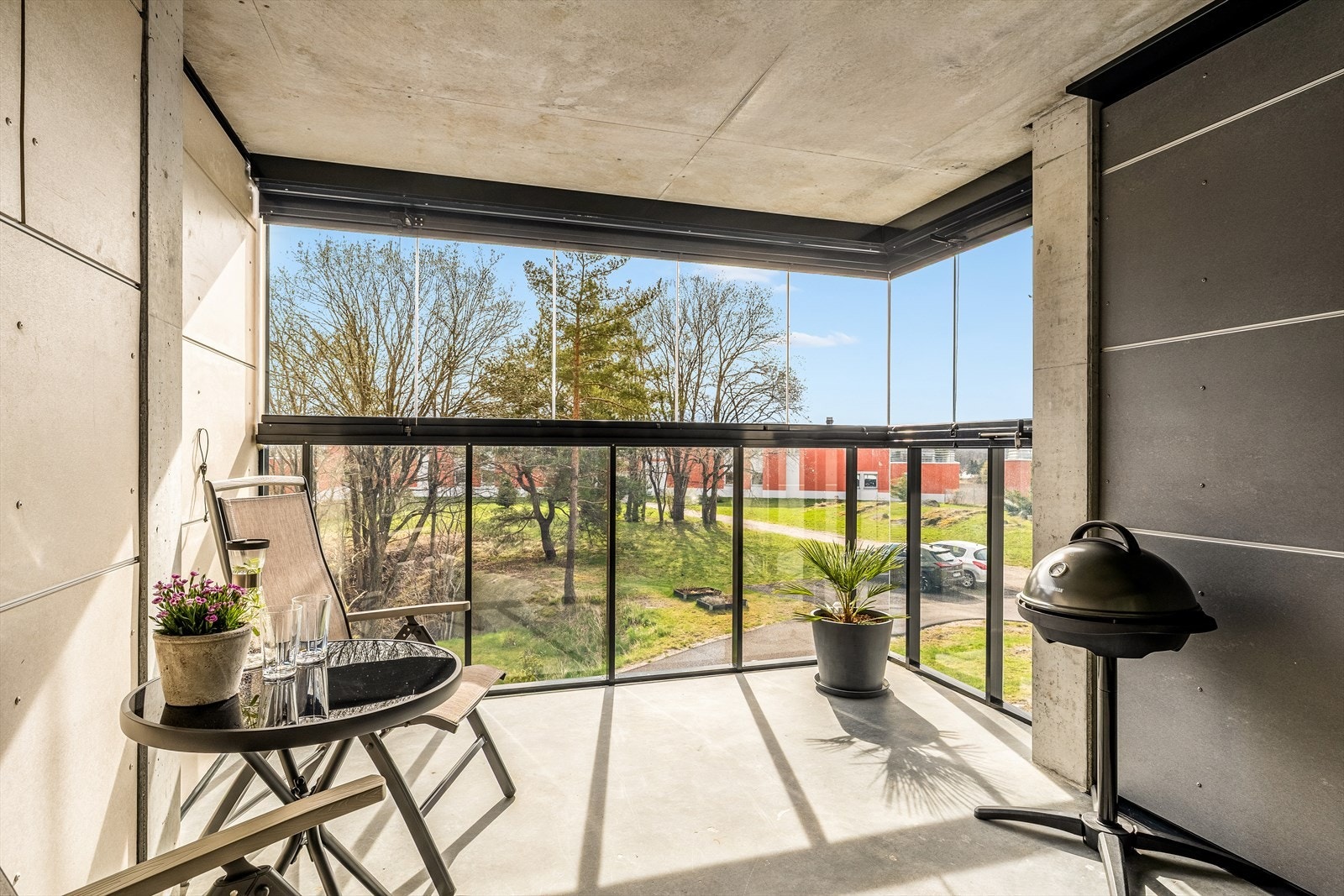 Utgang til ny (2024) innglasset balkong fra både stue og kjøkken Galleribilde