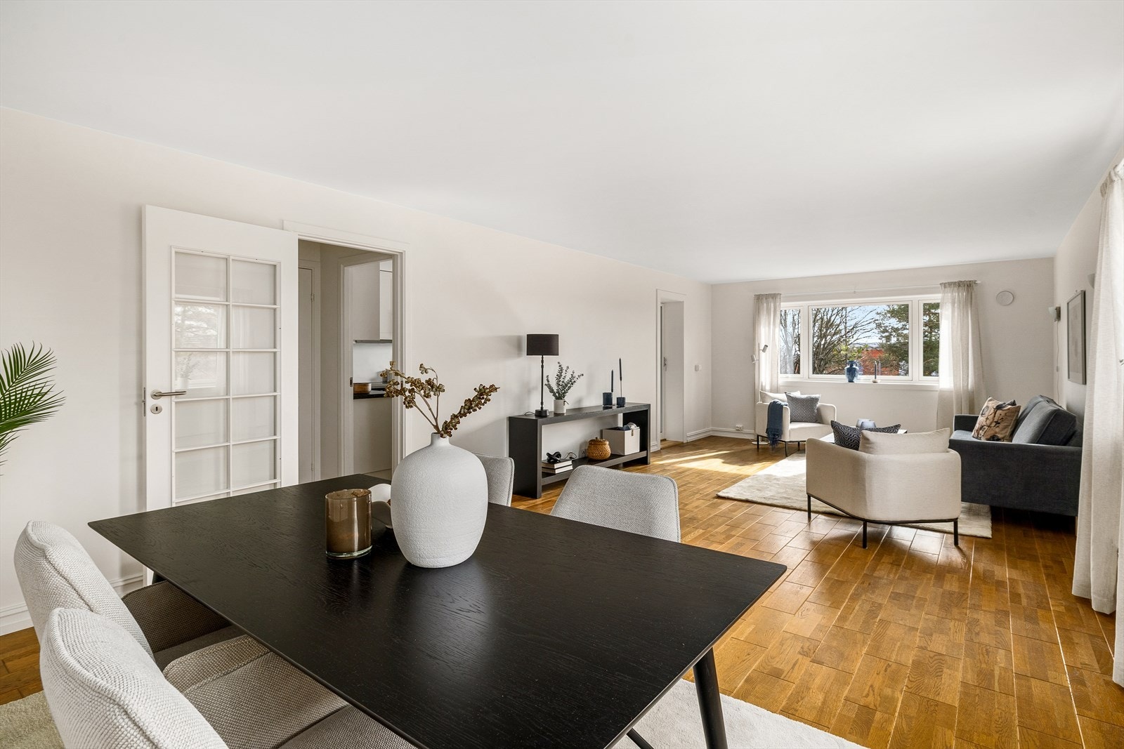 Hyggelig utsikt mot natur og omkringliggende omgivelser fra leiligheten Galleribilde