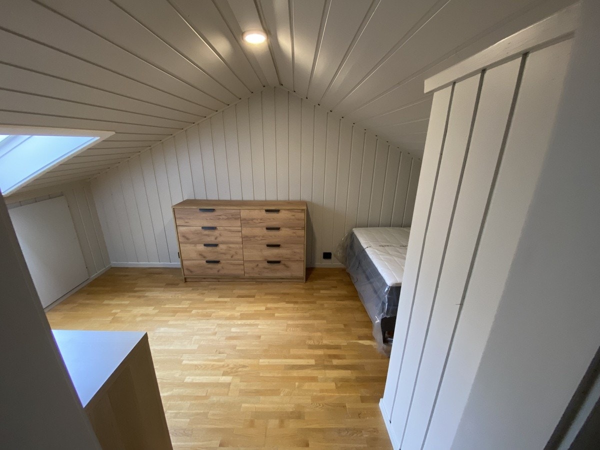 Soverom 4 - Romslig soverom med skråtak, vinduet sikrer godt lysinnslipp Galleribilde