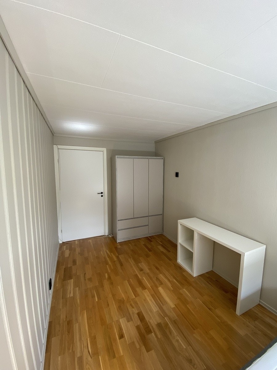 Soverom 1 - Innredet med 150x200 seng, nattbord, pult og garderobeskap Galleribilde