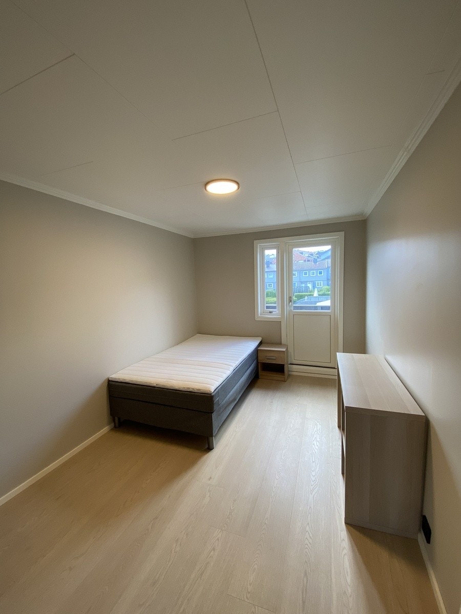 Soverom 2 - Romslig soverom med tilgang til egen balkong Galleribilde