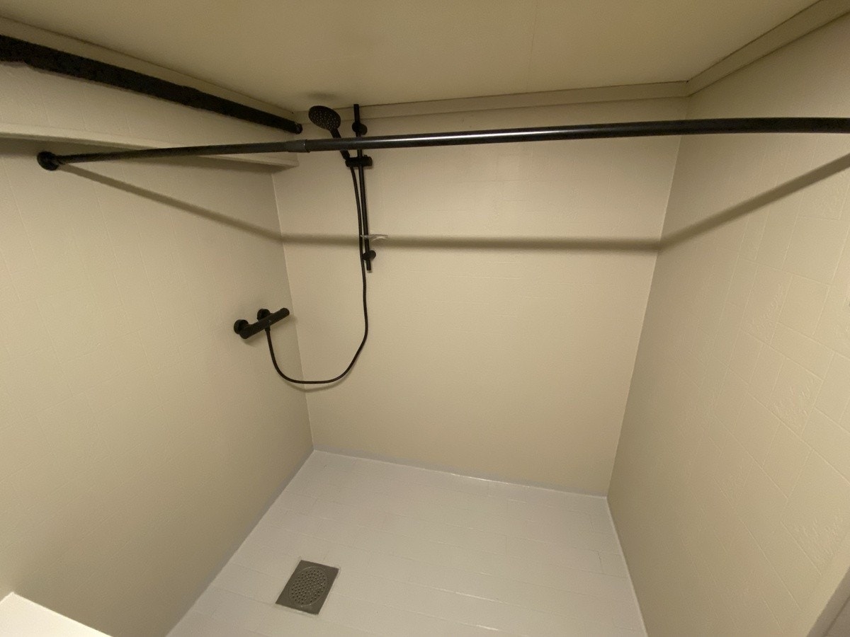 Romslig dusj med noe redusert takhøyde Galleribilde