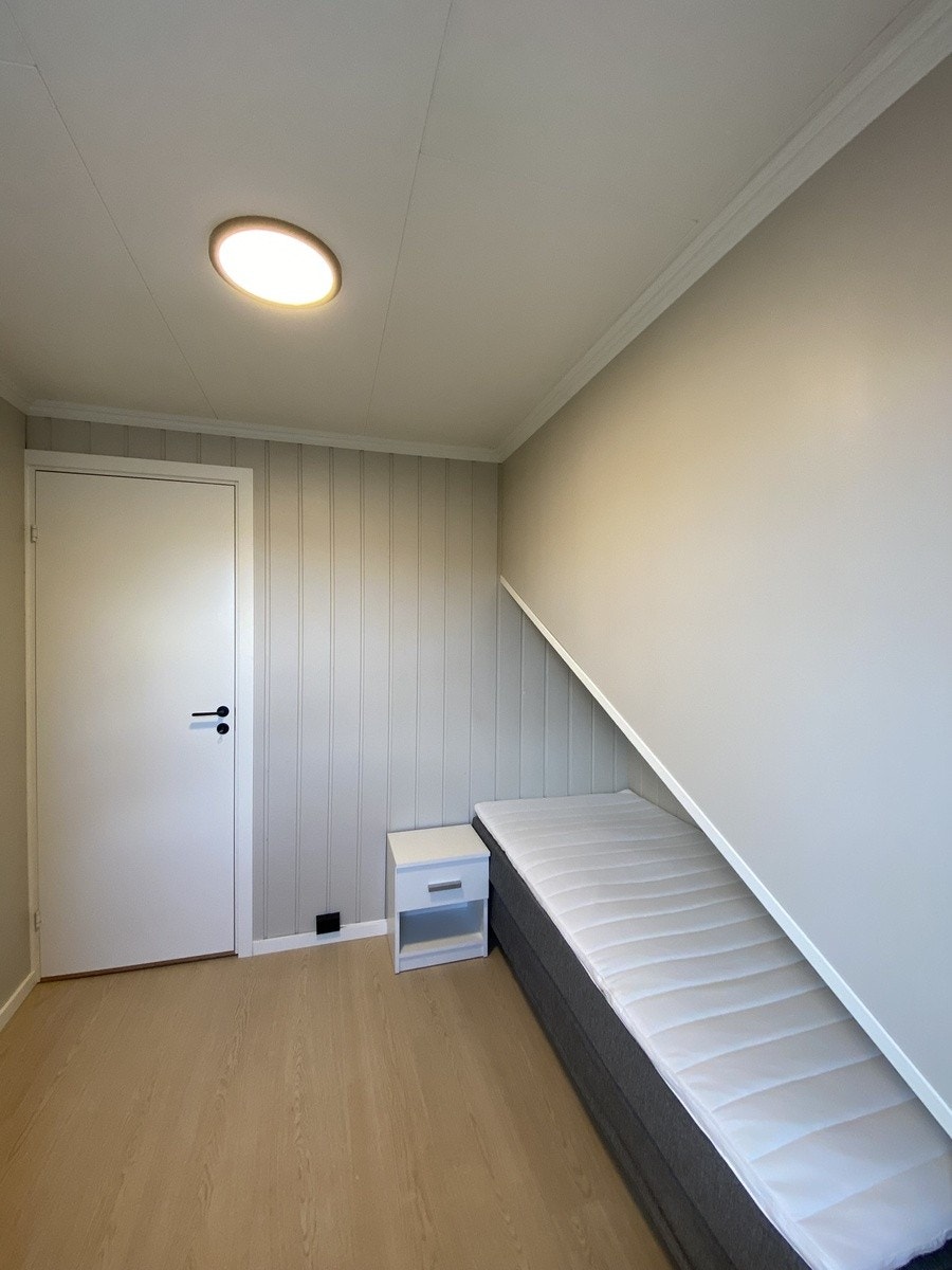 Soverom 5 - Innredet med 90x200 seng, nattbord, pult og garderobeskap. Galleribilde