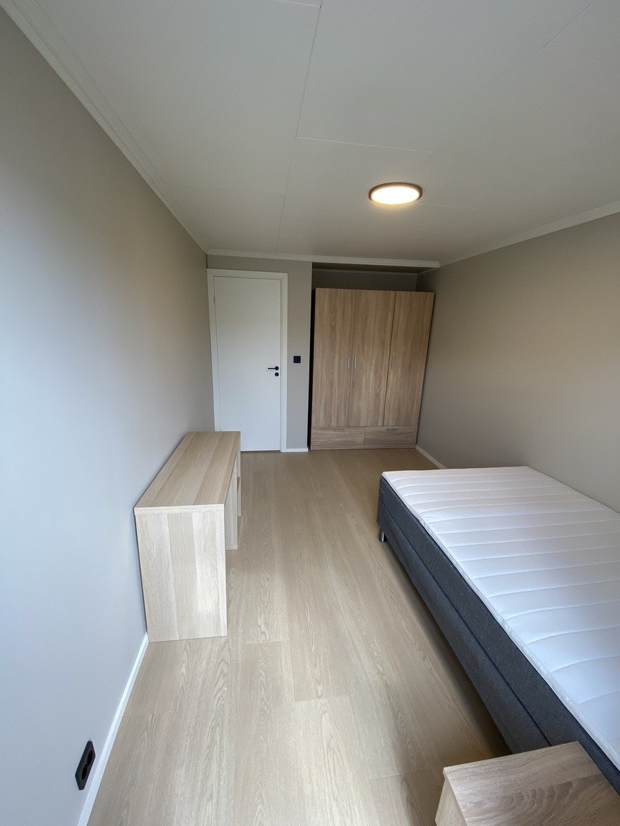 Soverom 2 - Innredet med 120x200 seng, nattbord, pult og garderobeskap Galleribilde