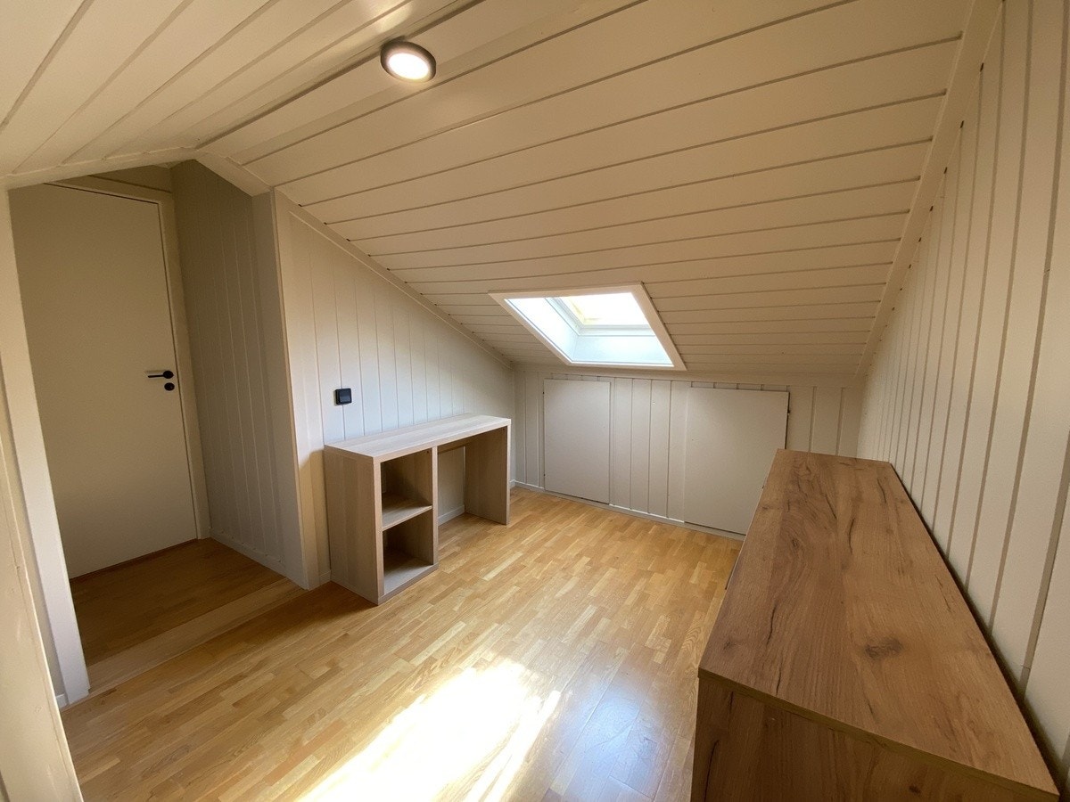 Soverom 4 - Innredet med 120x200 seng, kommode, pult og integrert oppbevaringsskap Galleribilde