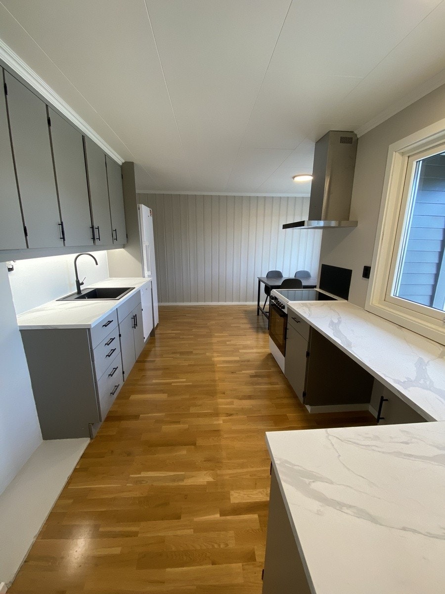 Kjøkken i moderne stil - innredet med nødvendig utstyr Galleribilde