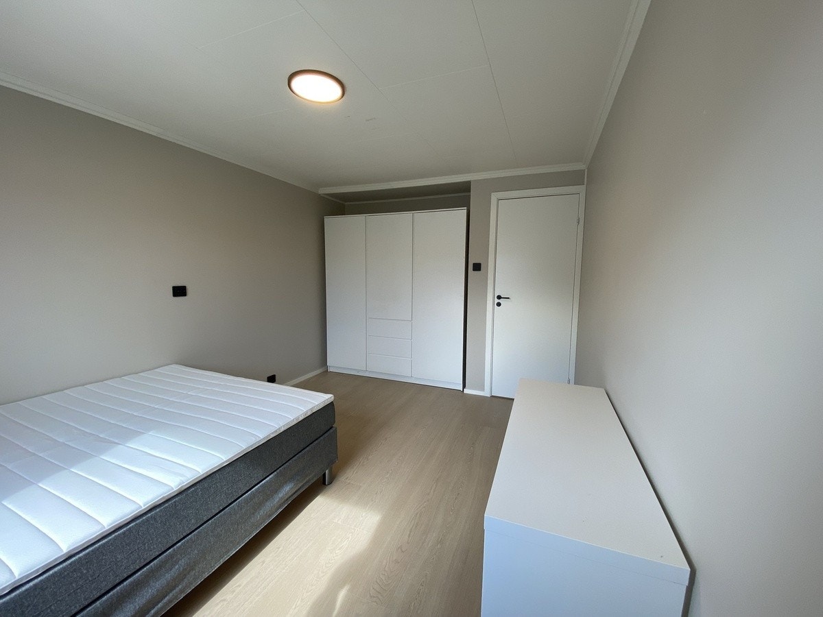 Soverom 3 - Innredet med 150x200 seng, nattbord, pult og garderobeskap Galleribilde