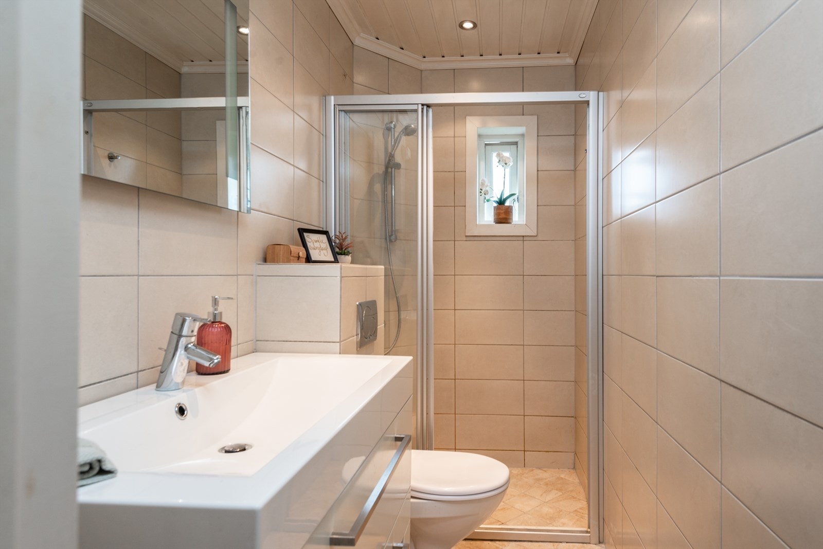 Bad med vegghengt WC og dusjnisje Galleribilde