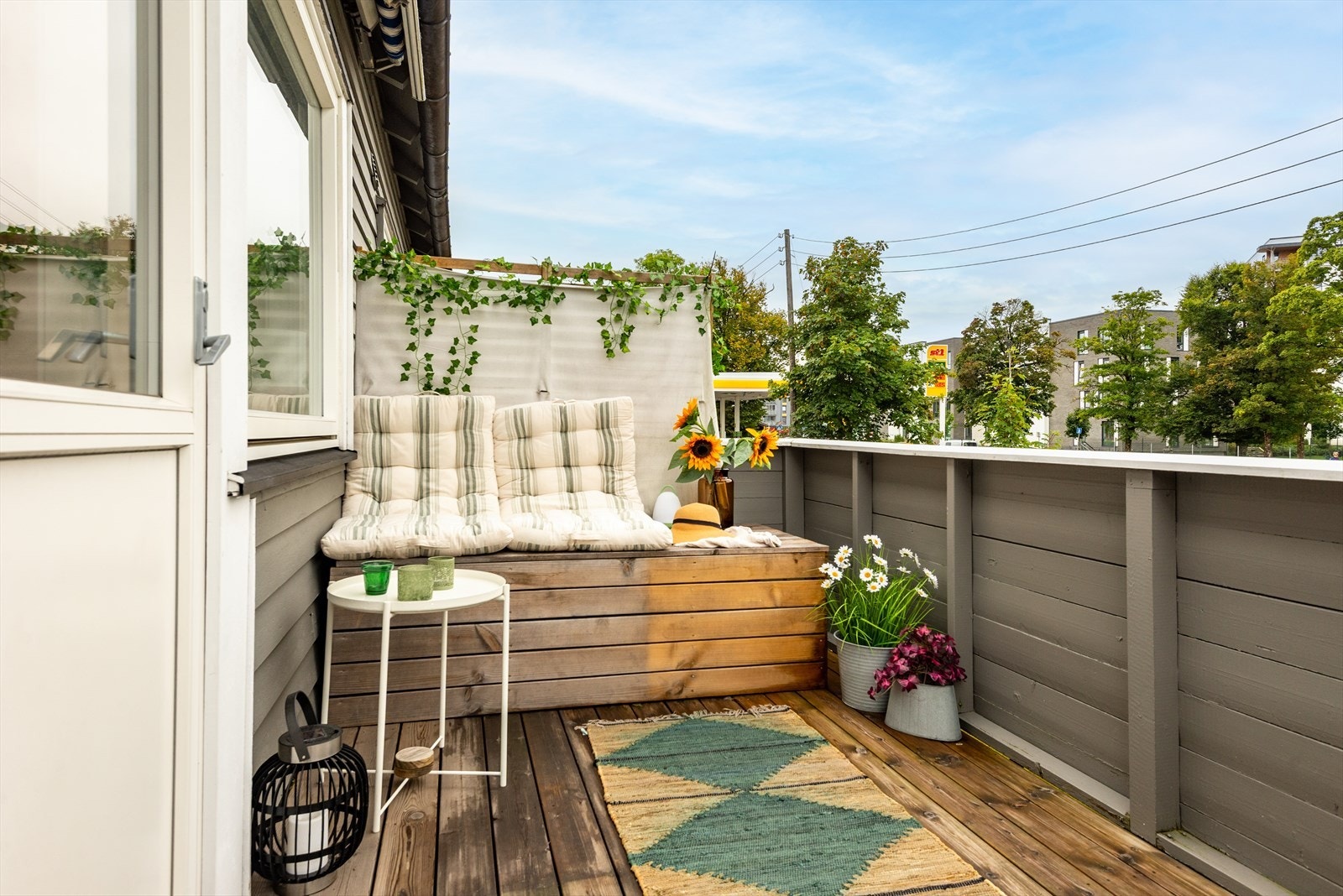 Trivelig solrik balkong Galleribilde