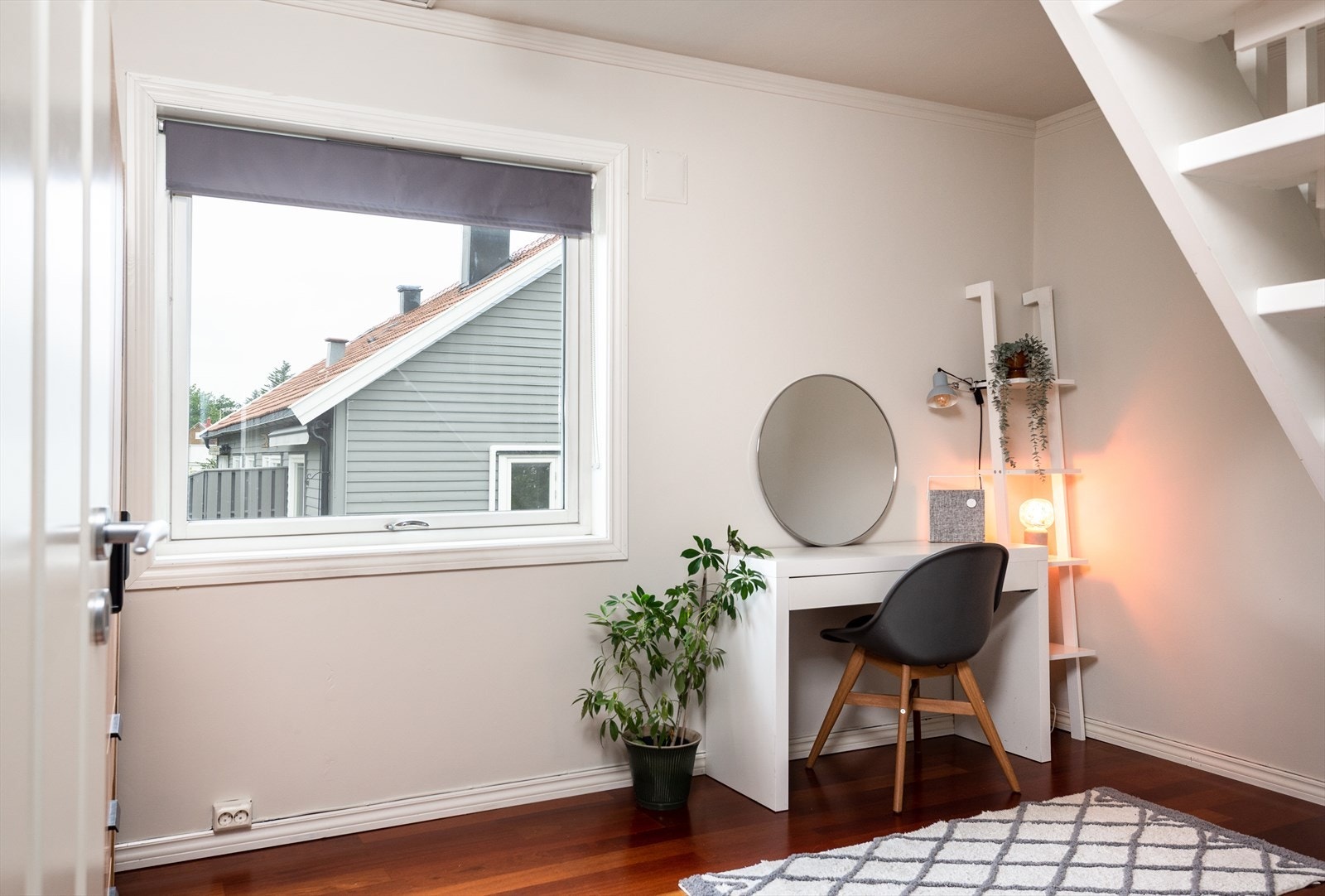 Soverom med trapp til loftsrom Galleribilde