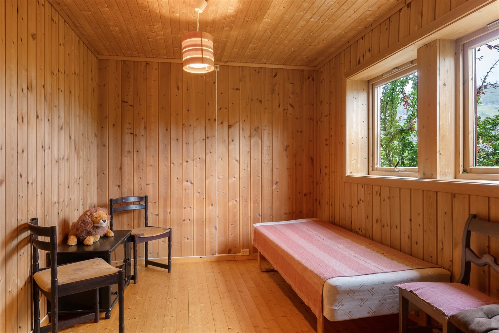 Det er og to innredede soverom i underetasjen. Megler har ikke mottatt dokumentasjon på at disse er omsøkt og godkjent, se salgsoppgaven. Galleribilde