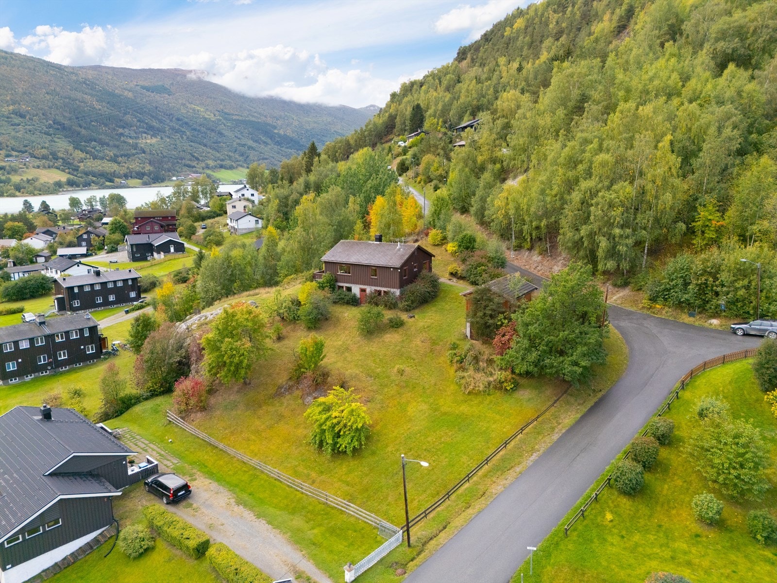 Eiendommen har asfaltert adkomstveg. Galleribilde