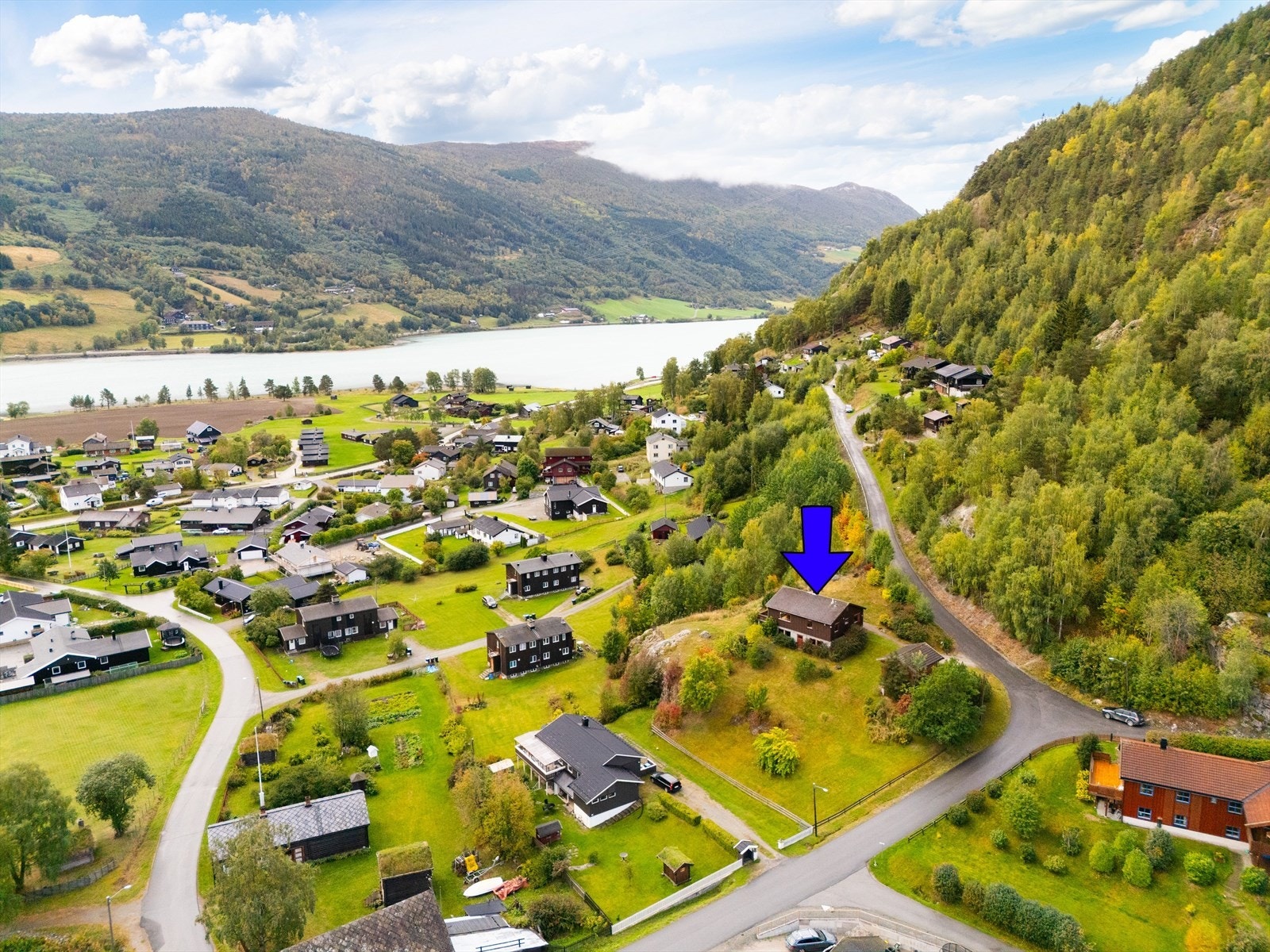 Området er rolig og familievennlig med kort vei til servicetilbud, barnehage og skole. Galleribilde