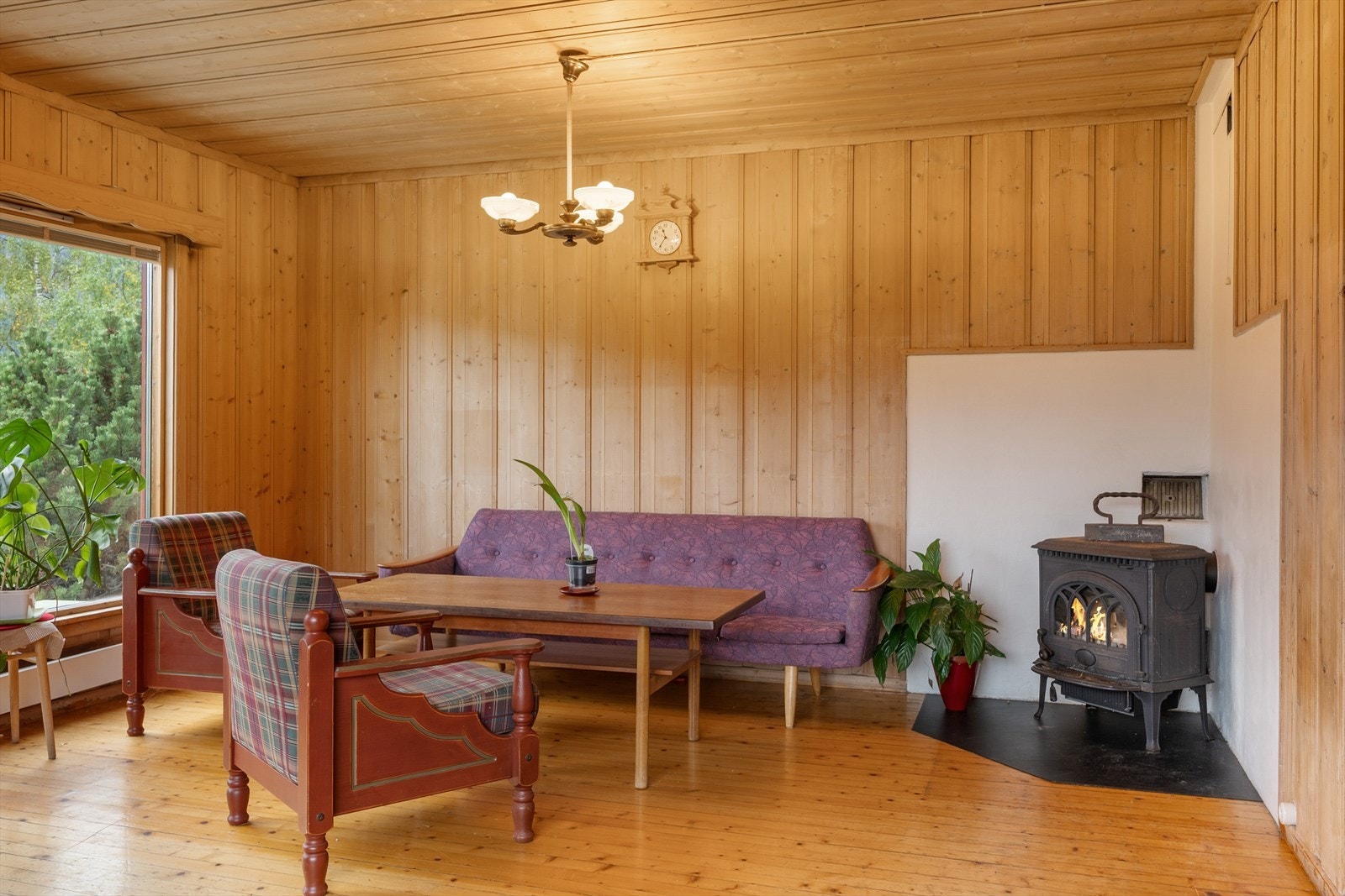 Stua har et lunt uttrykk og godt med lysinnslipp. Galleribilde