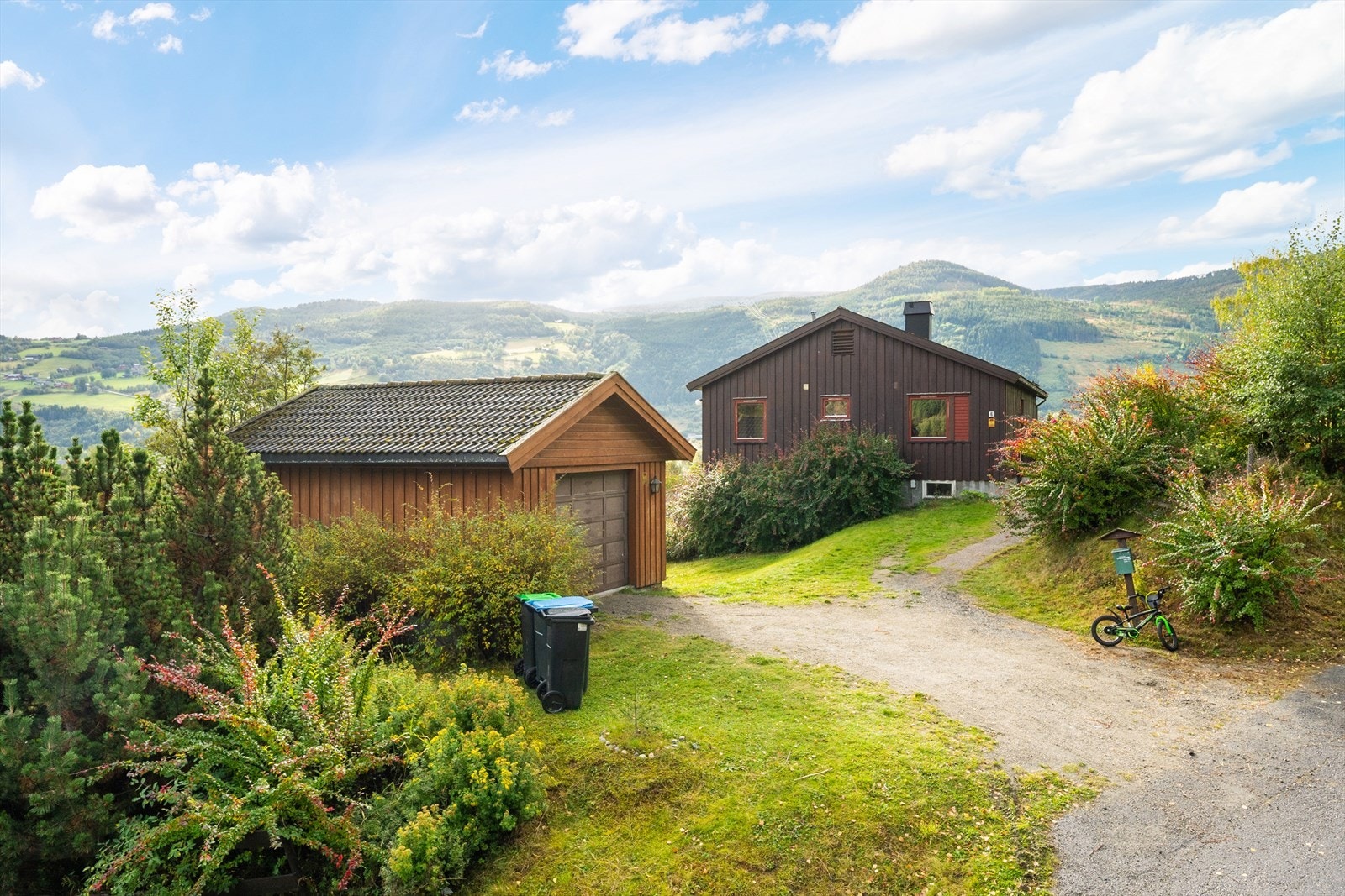 Gårdsplassen er gruset og det er lagt steinheller inn mot boligen. Galleribilde
